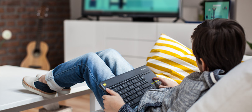 Logitech K400 Plus -näppäimistö ohjauslevyllä, musta