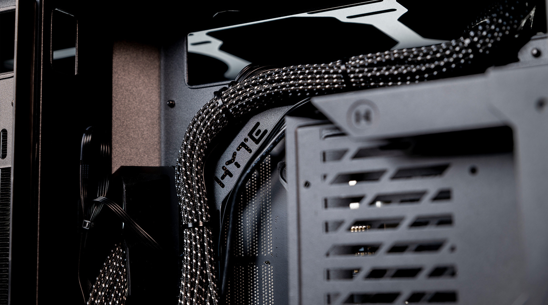 Hyte Y60 Black ATX-kotelo panoraamaikkunalla, musta