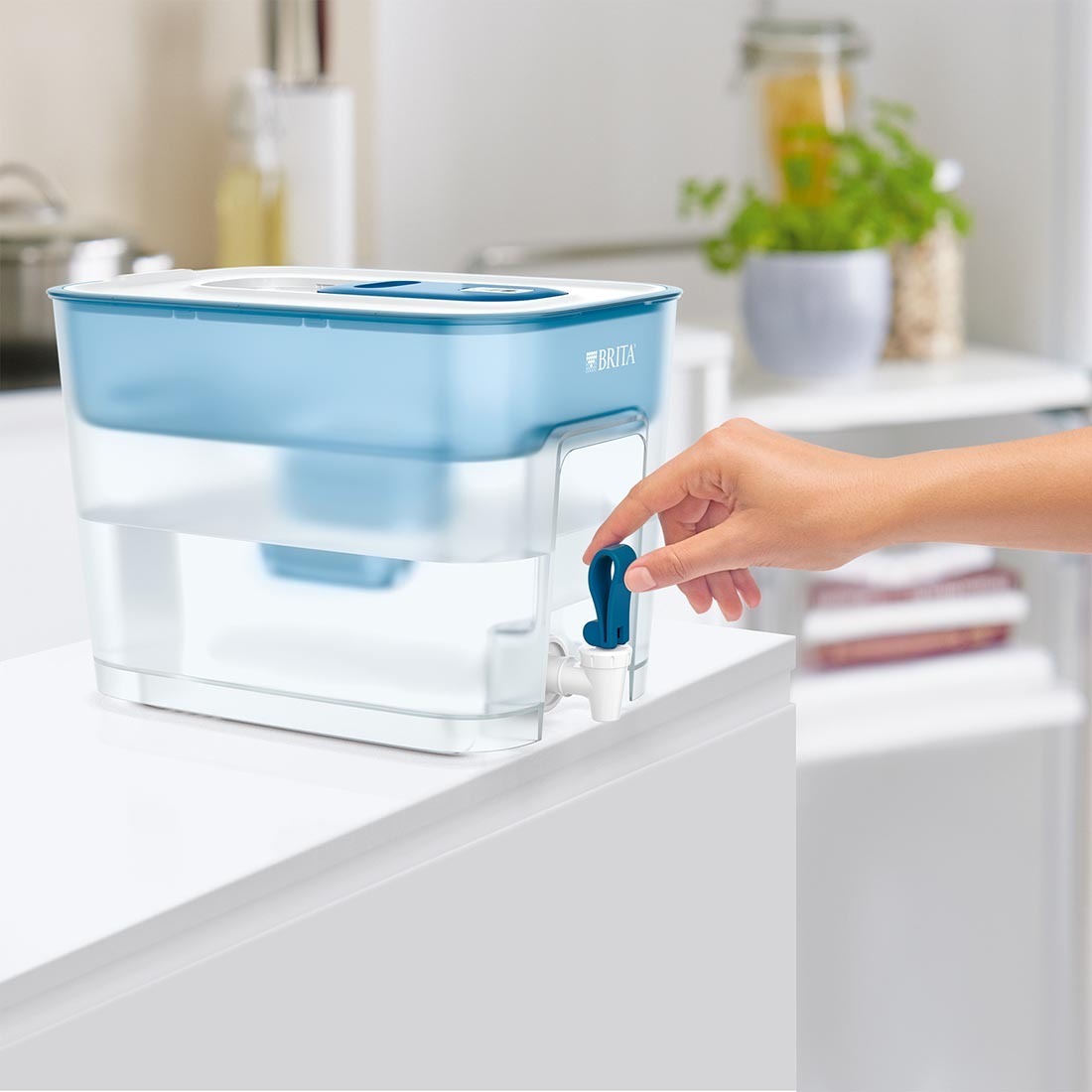 Brita Flow vedensuodatussäiliö annostelijalla, 8,2 l