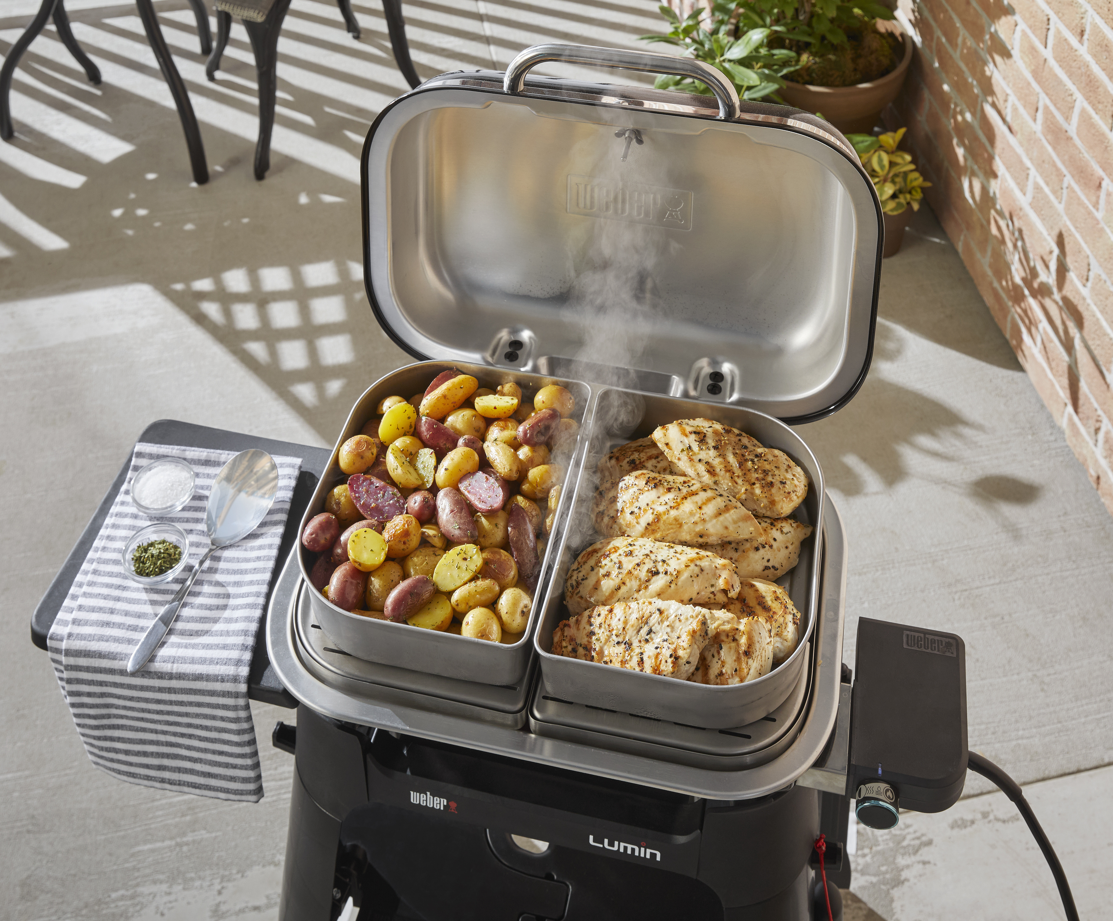 Weber Lumin Compact -sähkögrilli jalustalla
