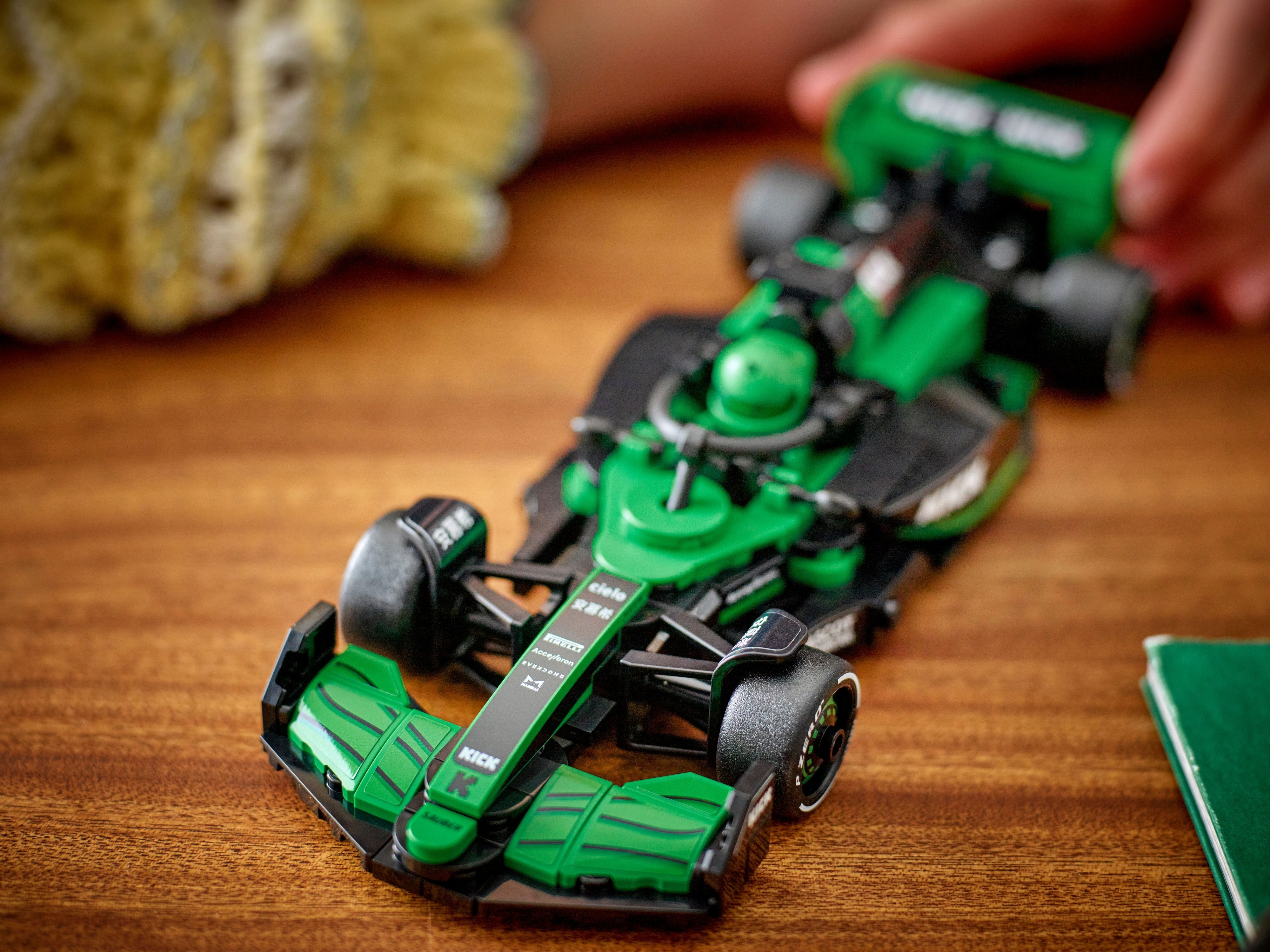 LEGO Speed Champions 77247 – KICK Sauber F1® Team C44 ‑kilpa-auto