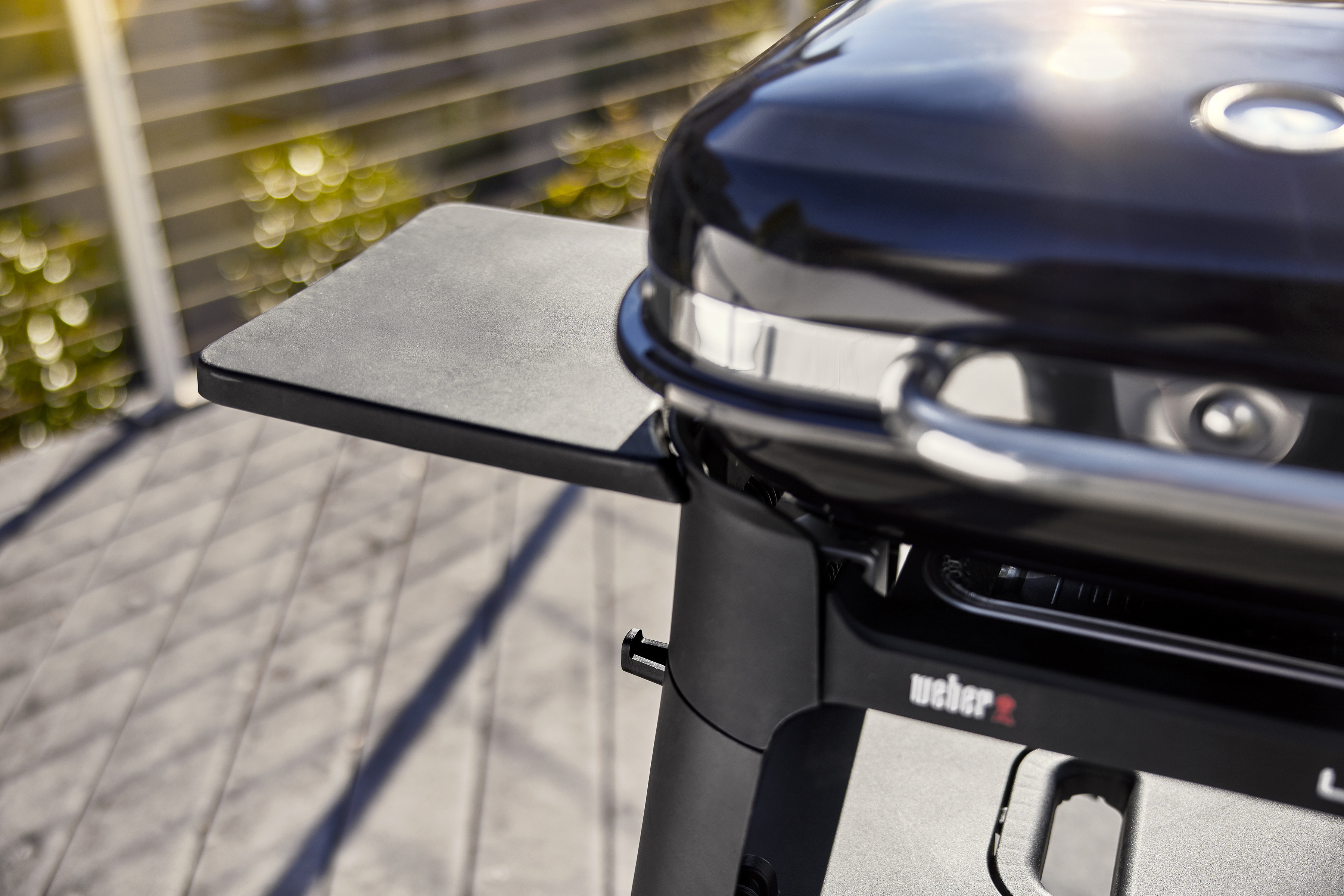 Weber Lumin -sähkögrilli jalustalla