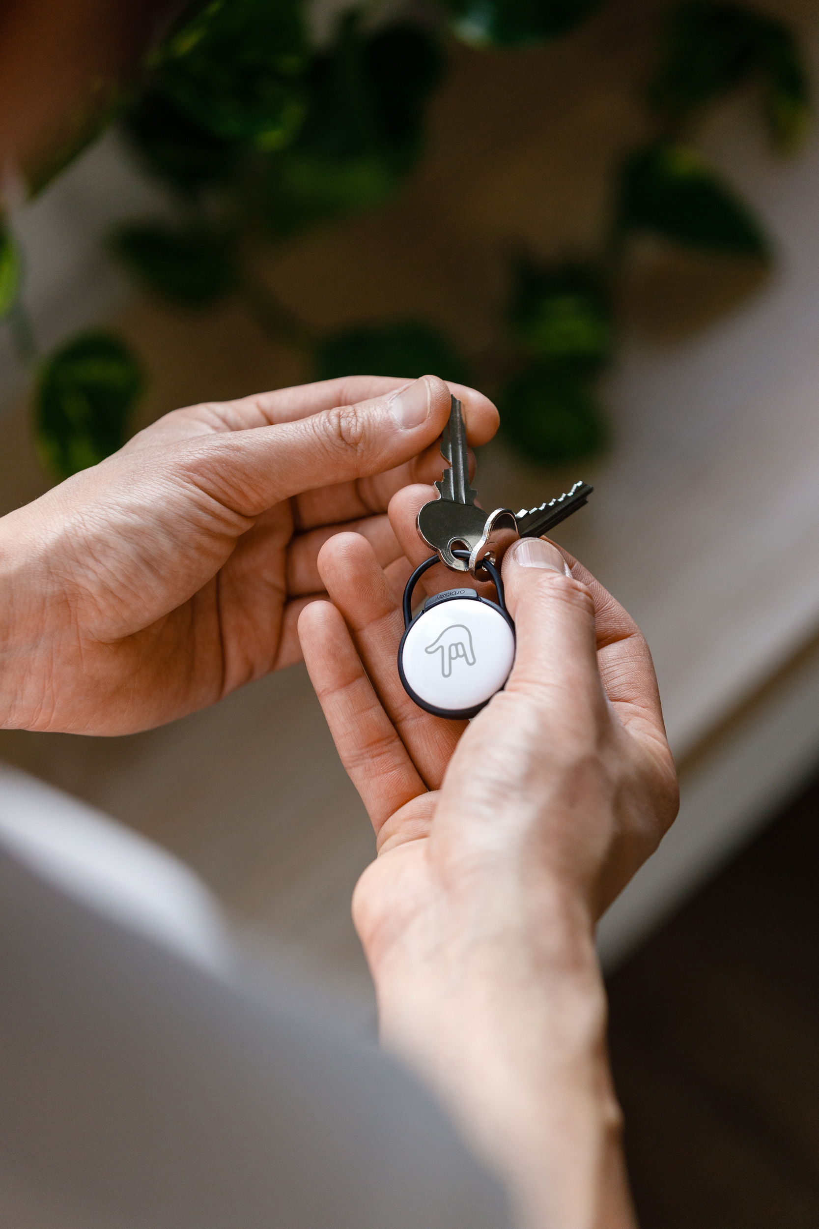 Orbitkey Slim Case for AirTag -pidike avainrenkaalla, musta