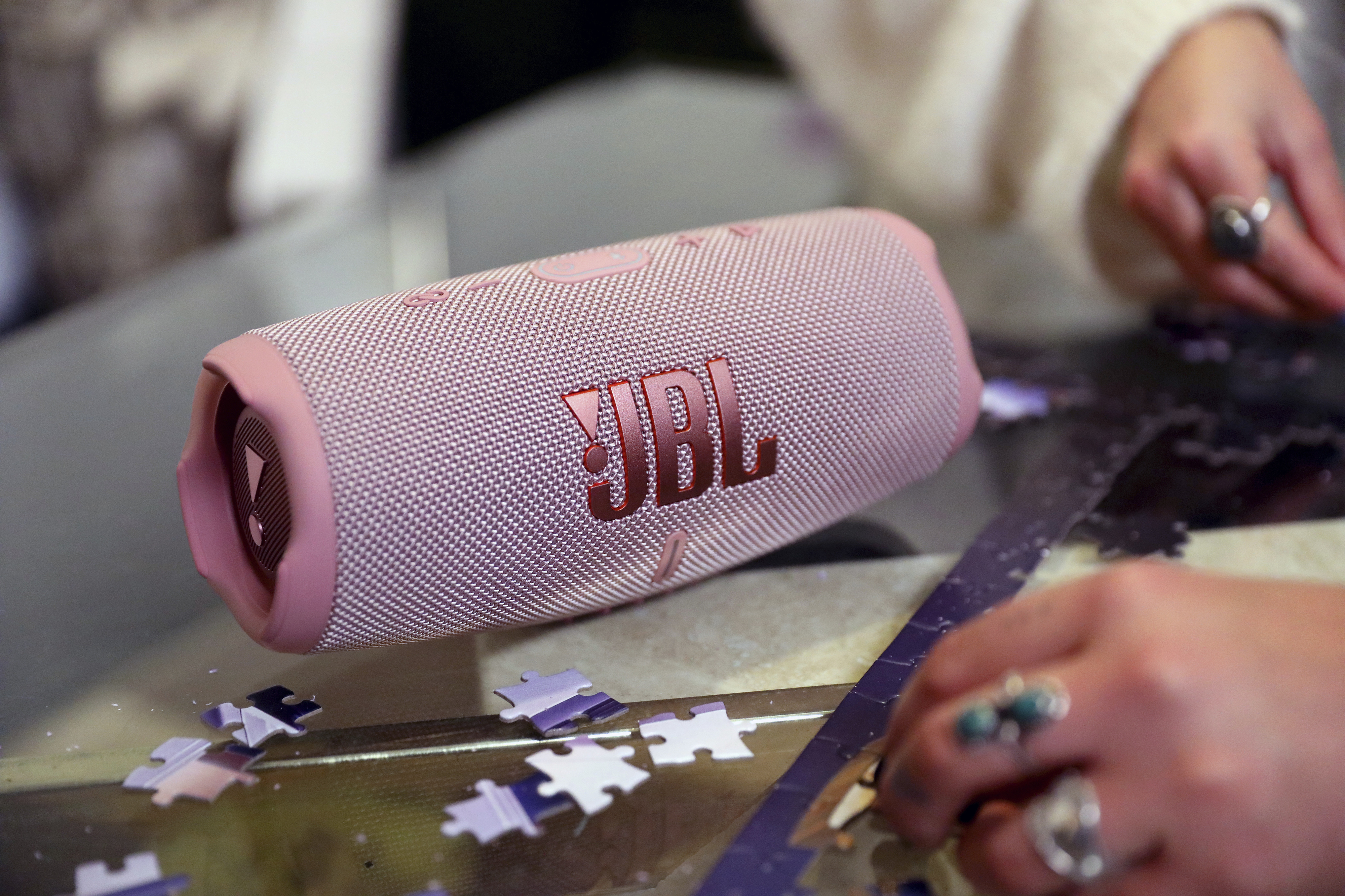 JBL Charge 5 -Bluetooth-kaiutin, vaaleanpunainen