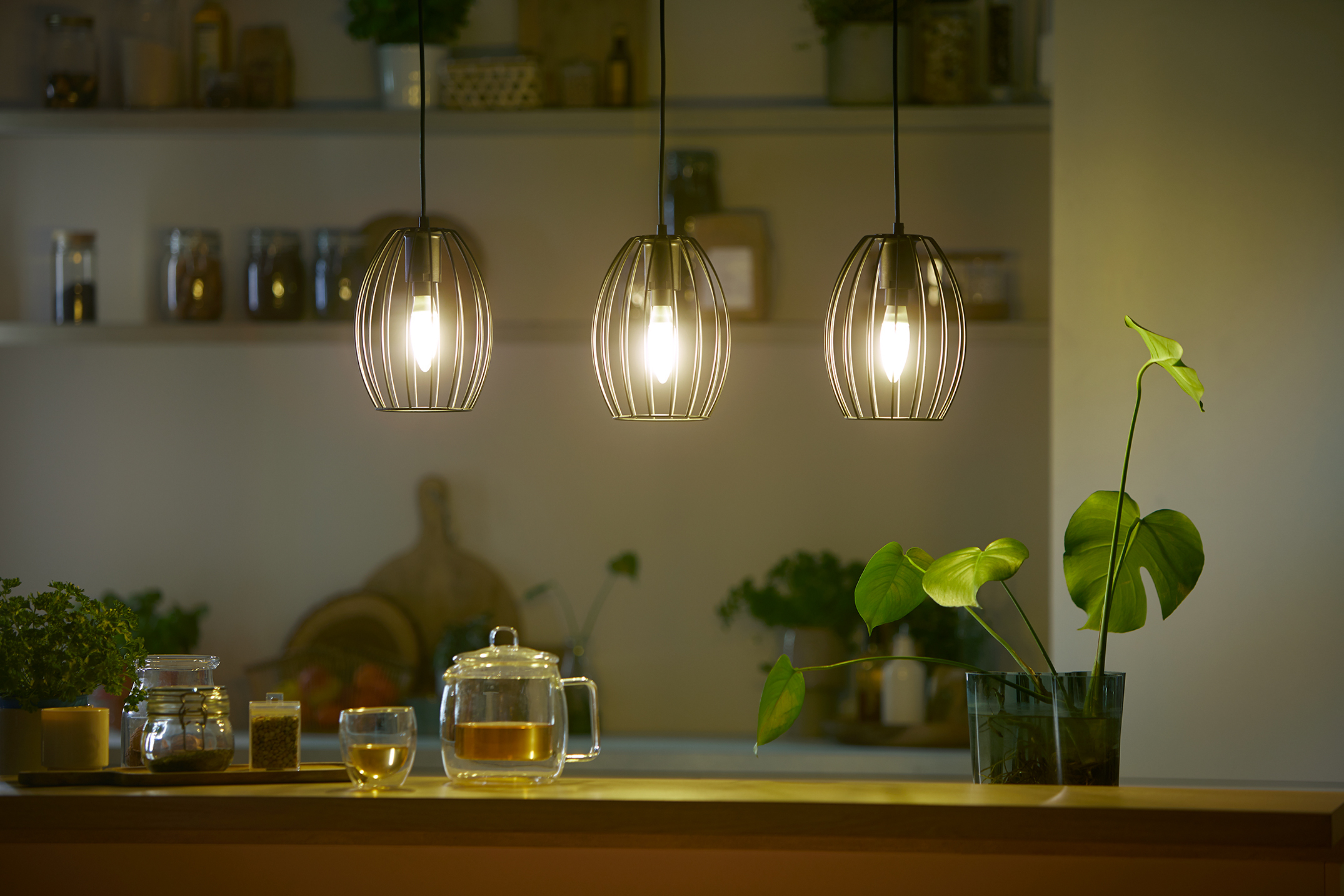 Philips Ultra Efficient LED -kynttilälamppu, E14, 3000K, 485 lm, kirkaspintainen