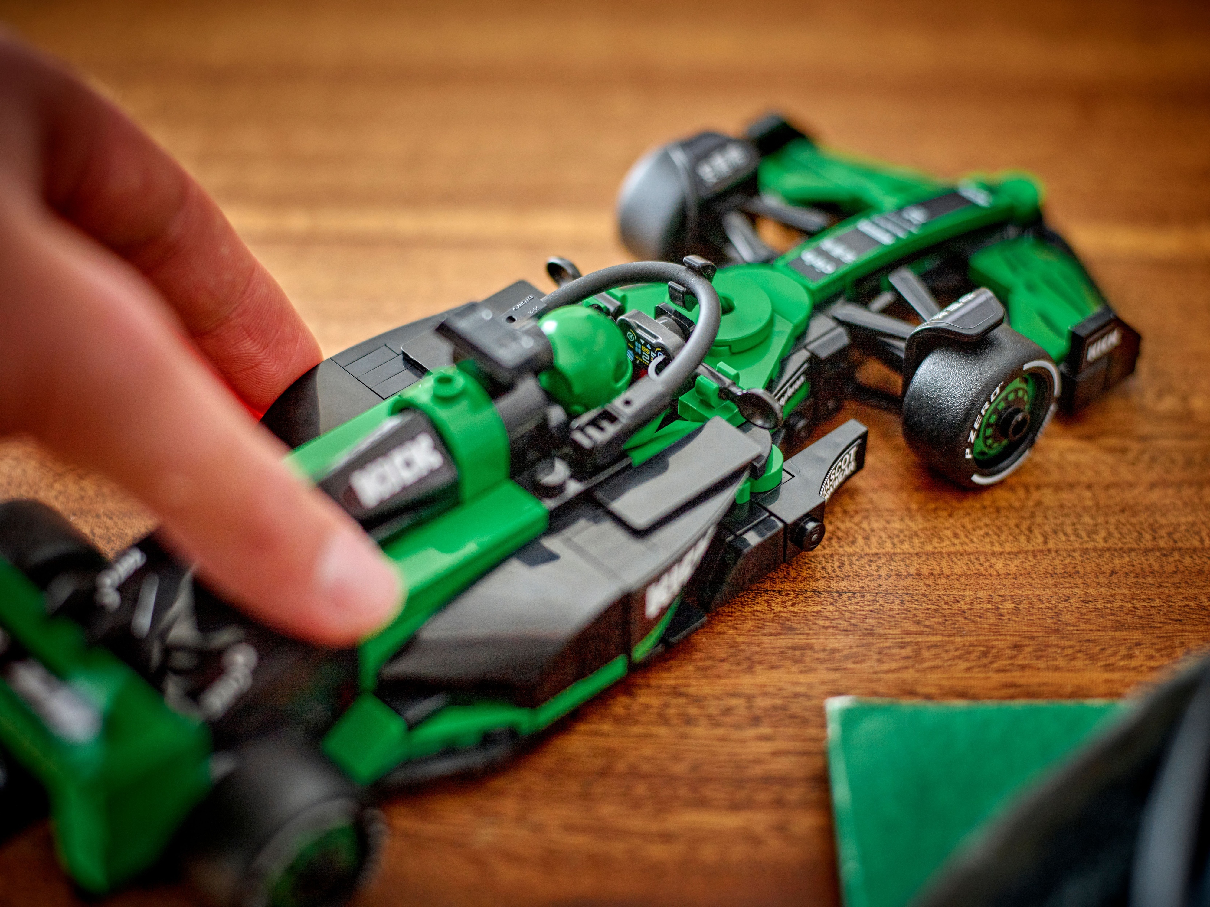 LEGO Speed Champions 77247 – KICK Sauber F1® Team C44 ‑kilpa-auto