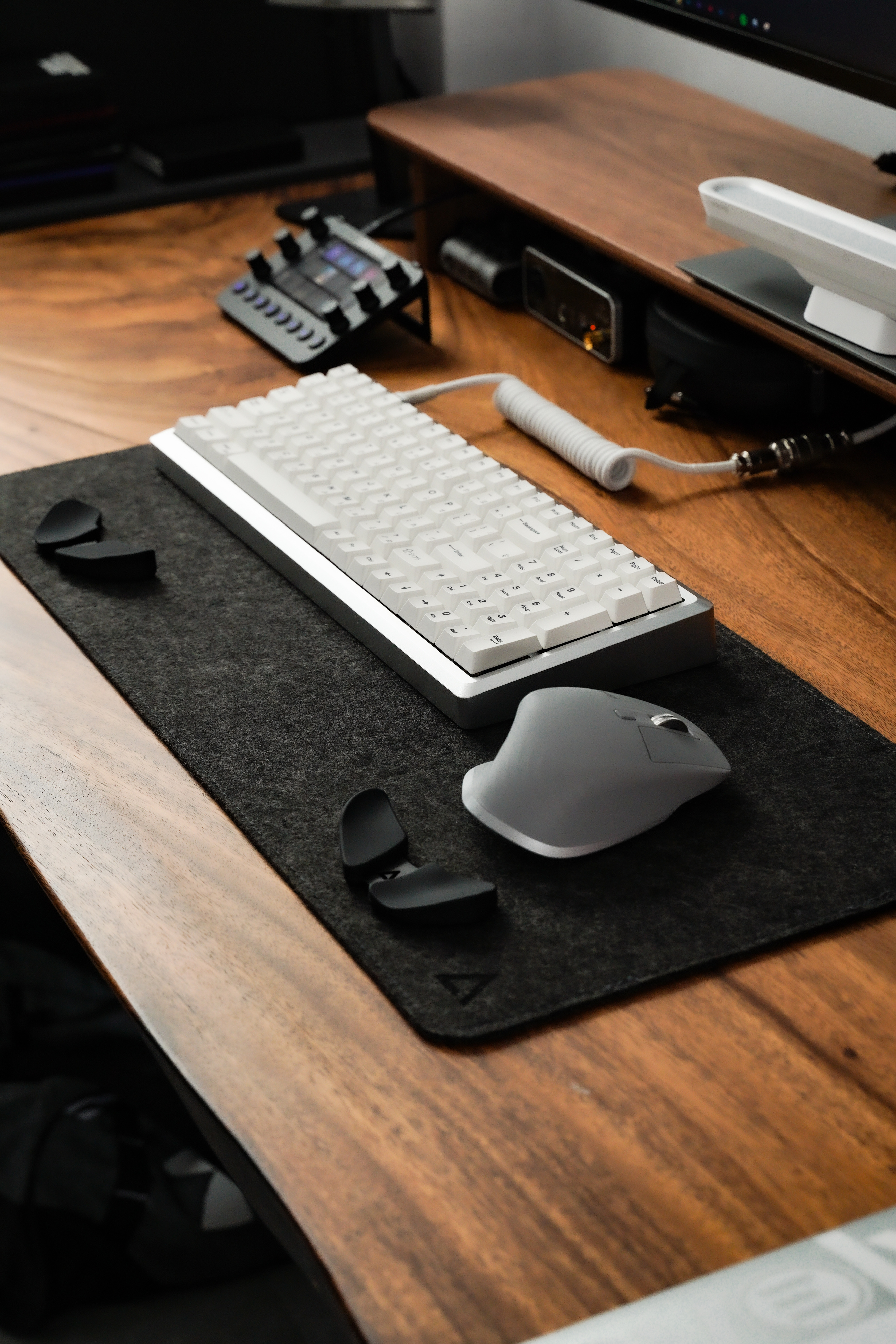 Deltahub Minimalistic Desk Pad -hiirimatto, 30 x 90 cm, tummanharmaa