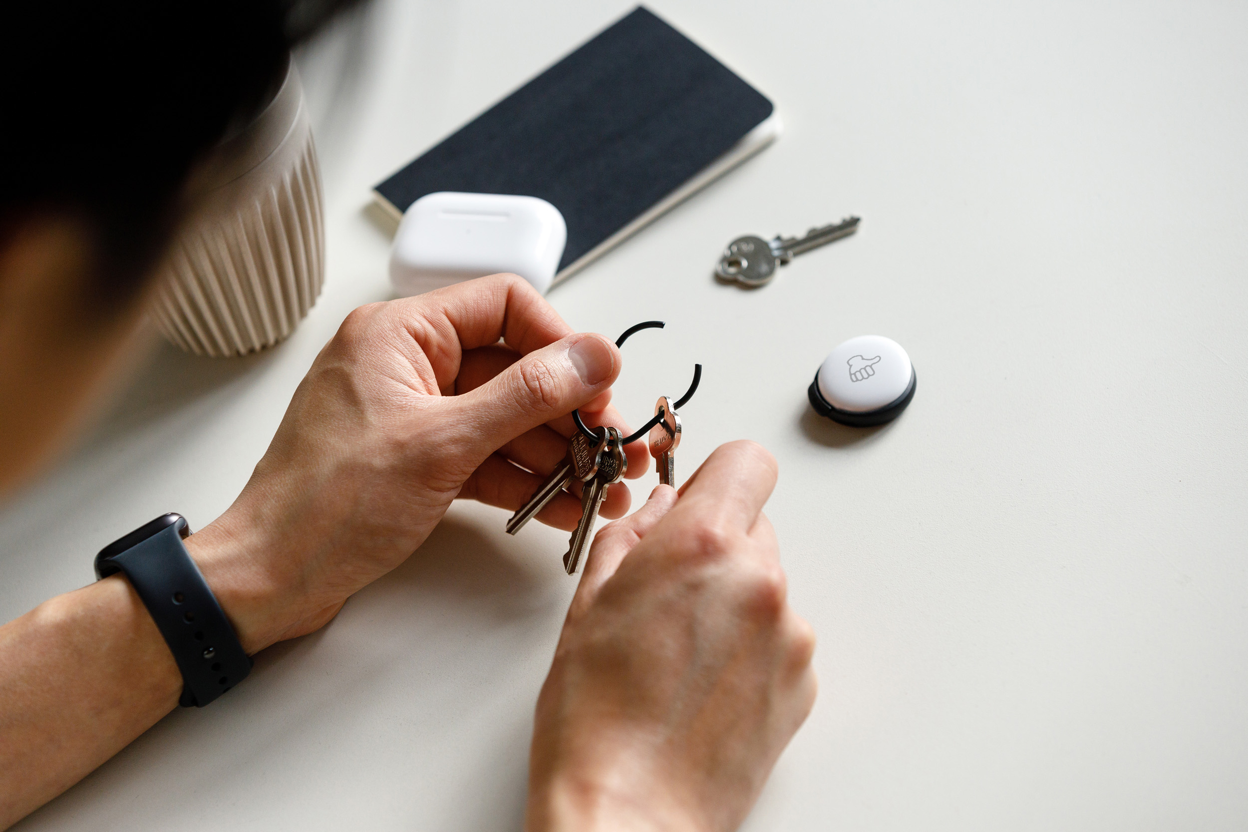 Orbitkey Slim Case for AirTag -pidike avainrenkaalla, musta