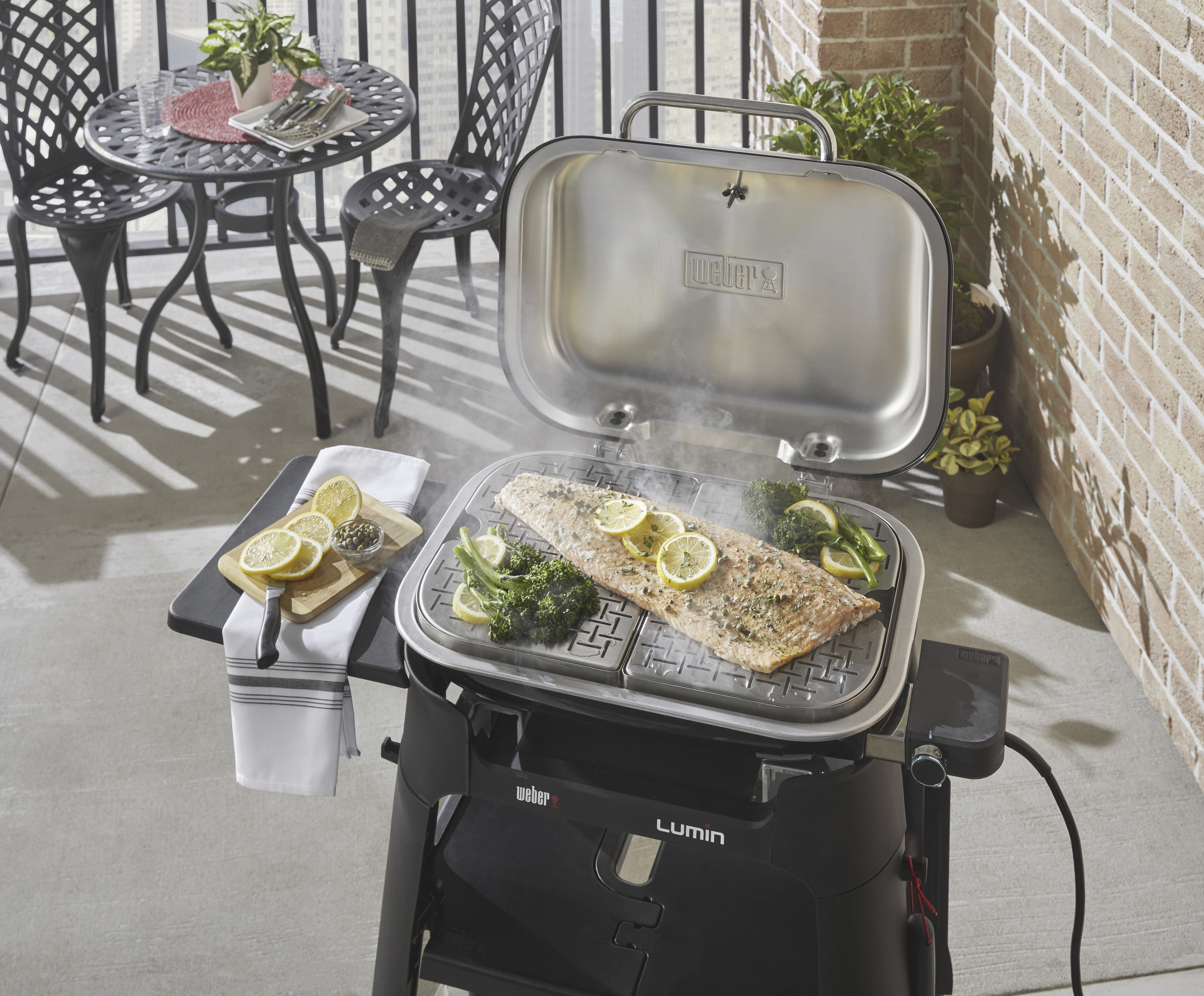 Weber Lumin Compact -sähkögrilli jalustalla