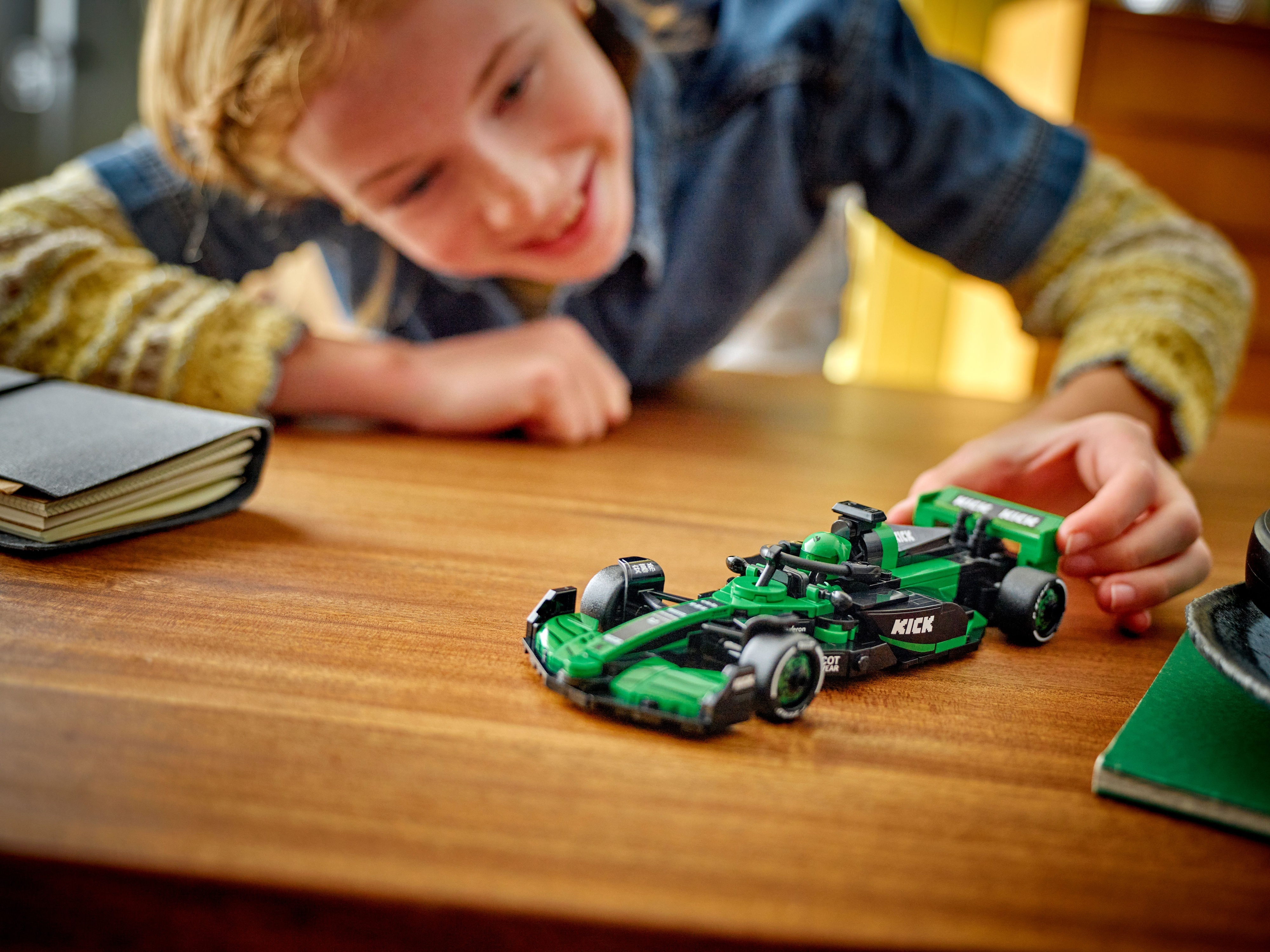 LEGO Speed Champions 77247 – KICK Sauber F1® Team C44 ‑kilpa-auto