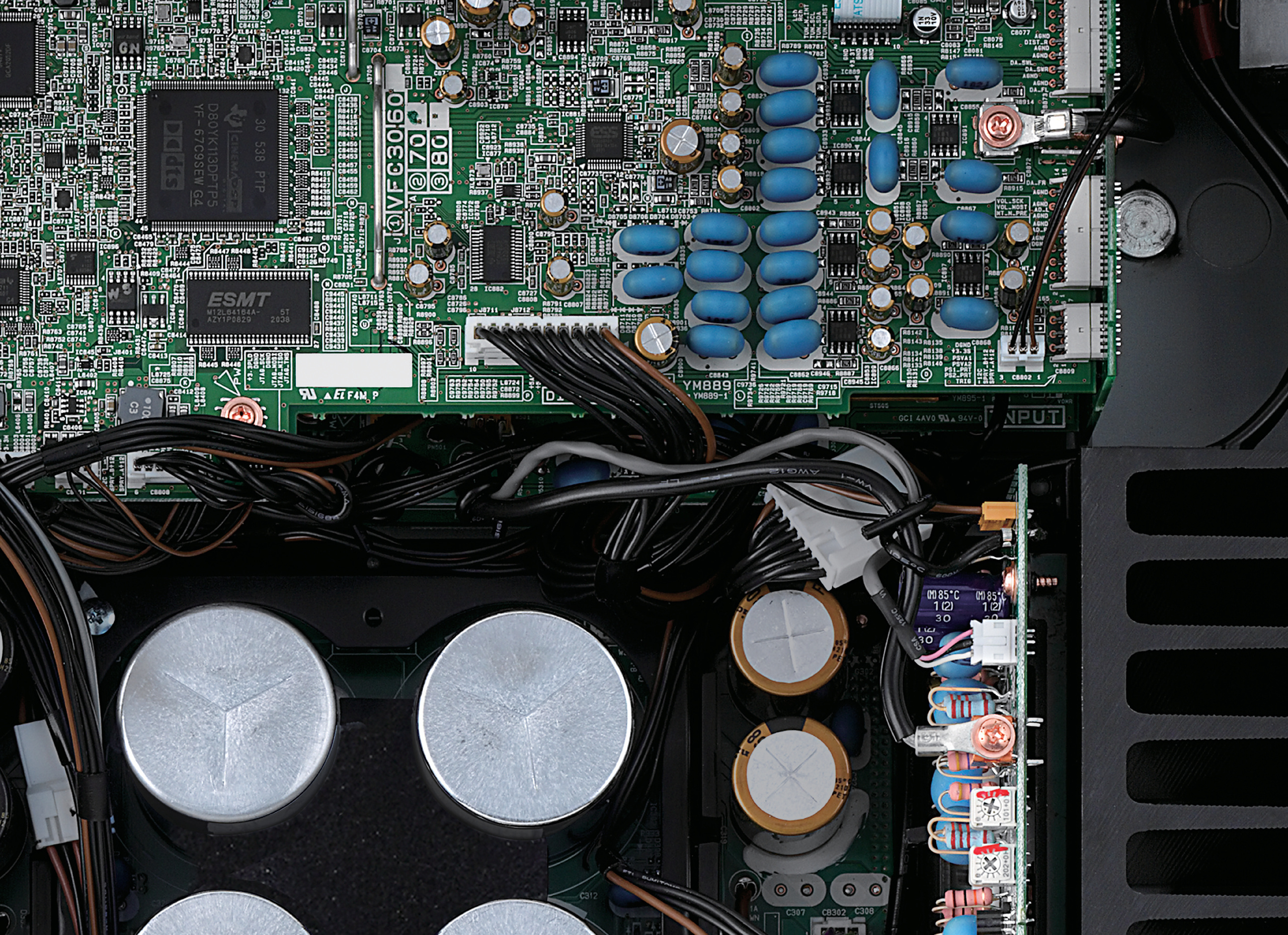 Yamaha RN2000A -verkkovahvistin, musta