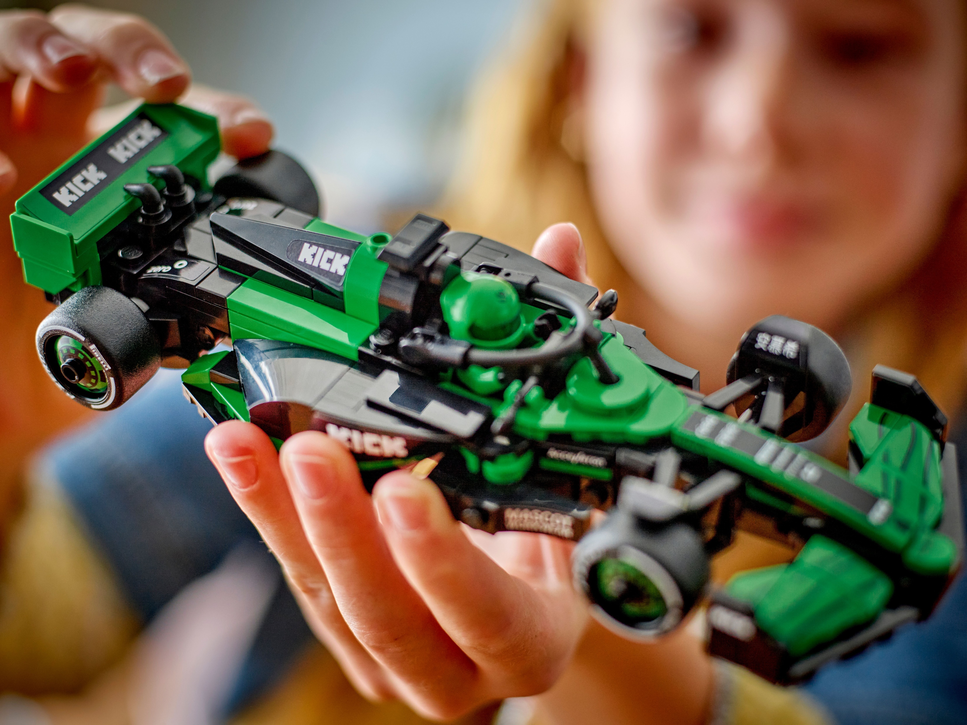 LEGO Speed Champions 77247 – KICK Sauber F1® Team C44 ‑kilpa-auto