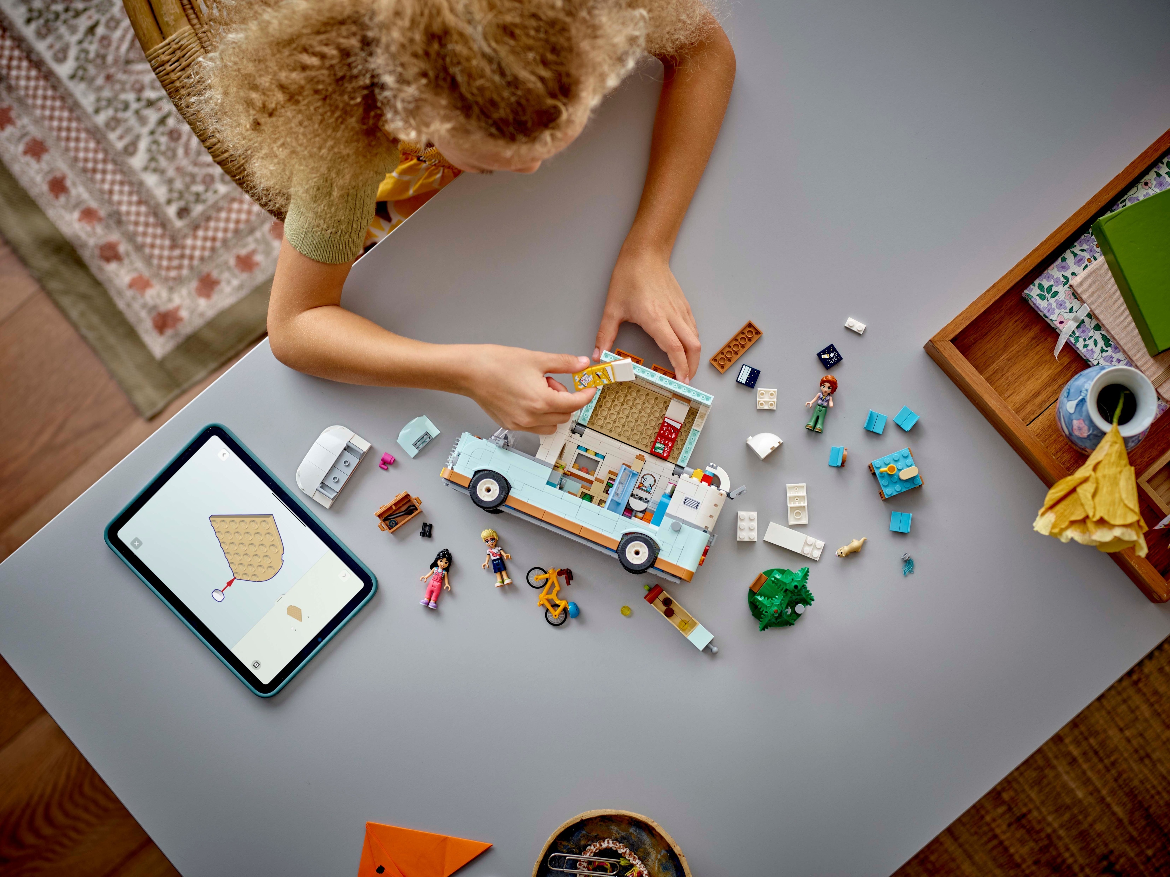 LEGO Friends 42663 – Ystävien seikkailu matkailuautolla