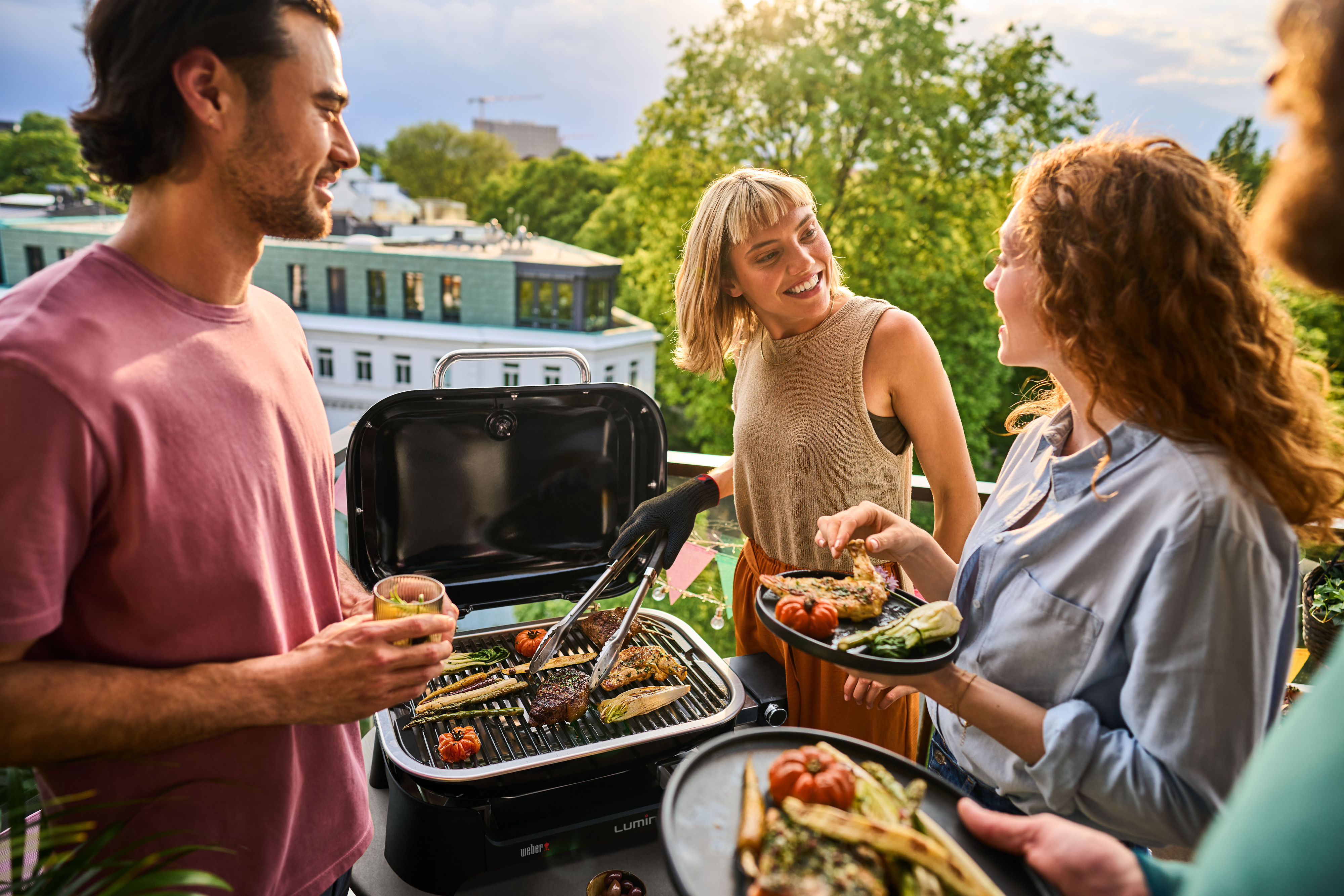 Weber Lumin Compact -sähkögrilli jalustalla