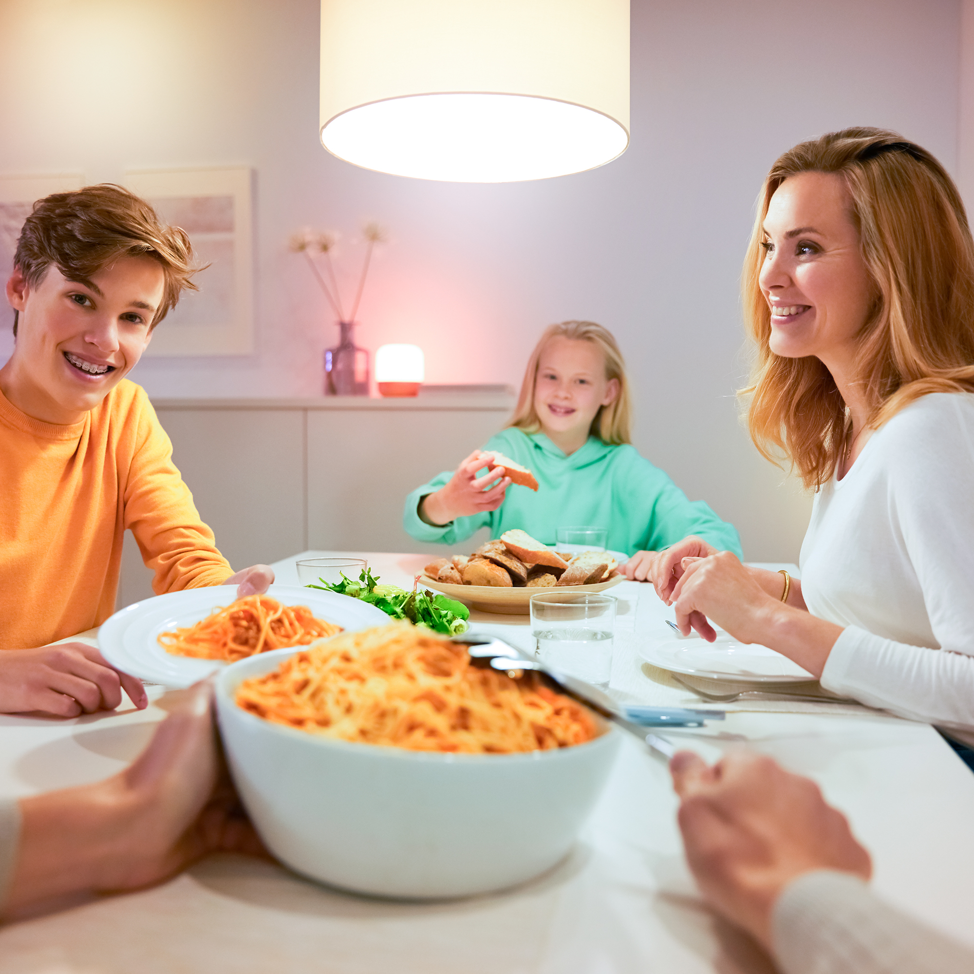 WiZ älylamppu, E27, RGBW - kaikki värit ja valkoisen valon sävyt, Wi-Fi, 806 lm, 2-pack