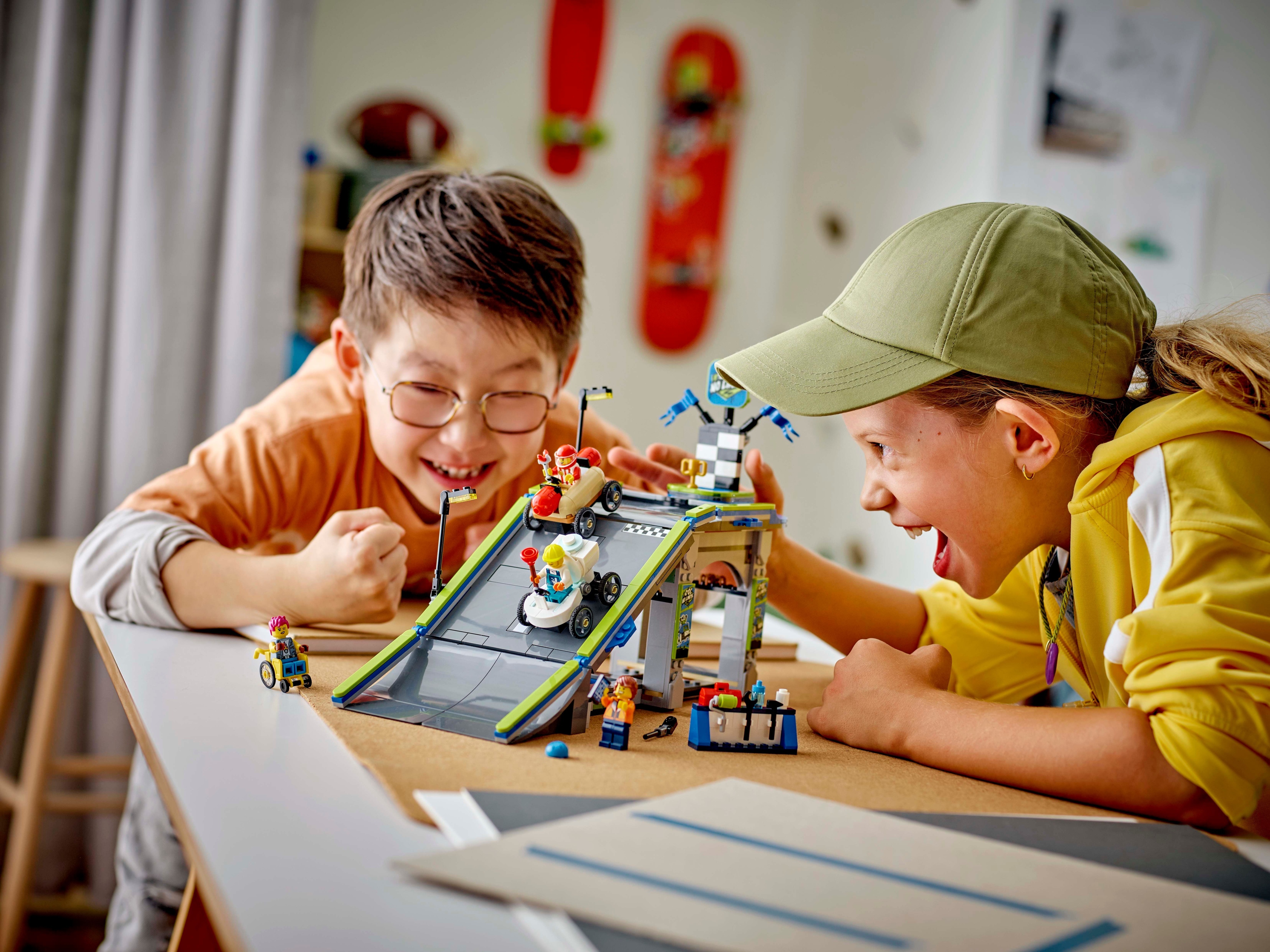 LEGO City 60460 – Ei rajoja: Kilpa-autojen ramppirata
