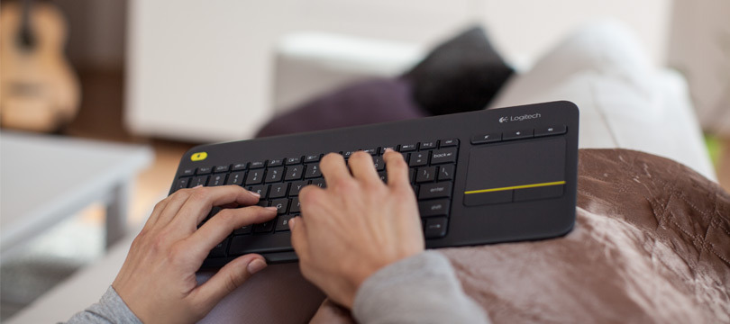 Logitech K400 Plus -näppäimistö ohjauslevyllä, musta