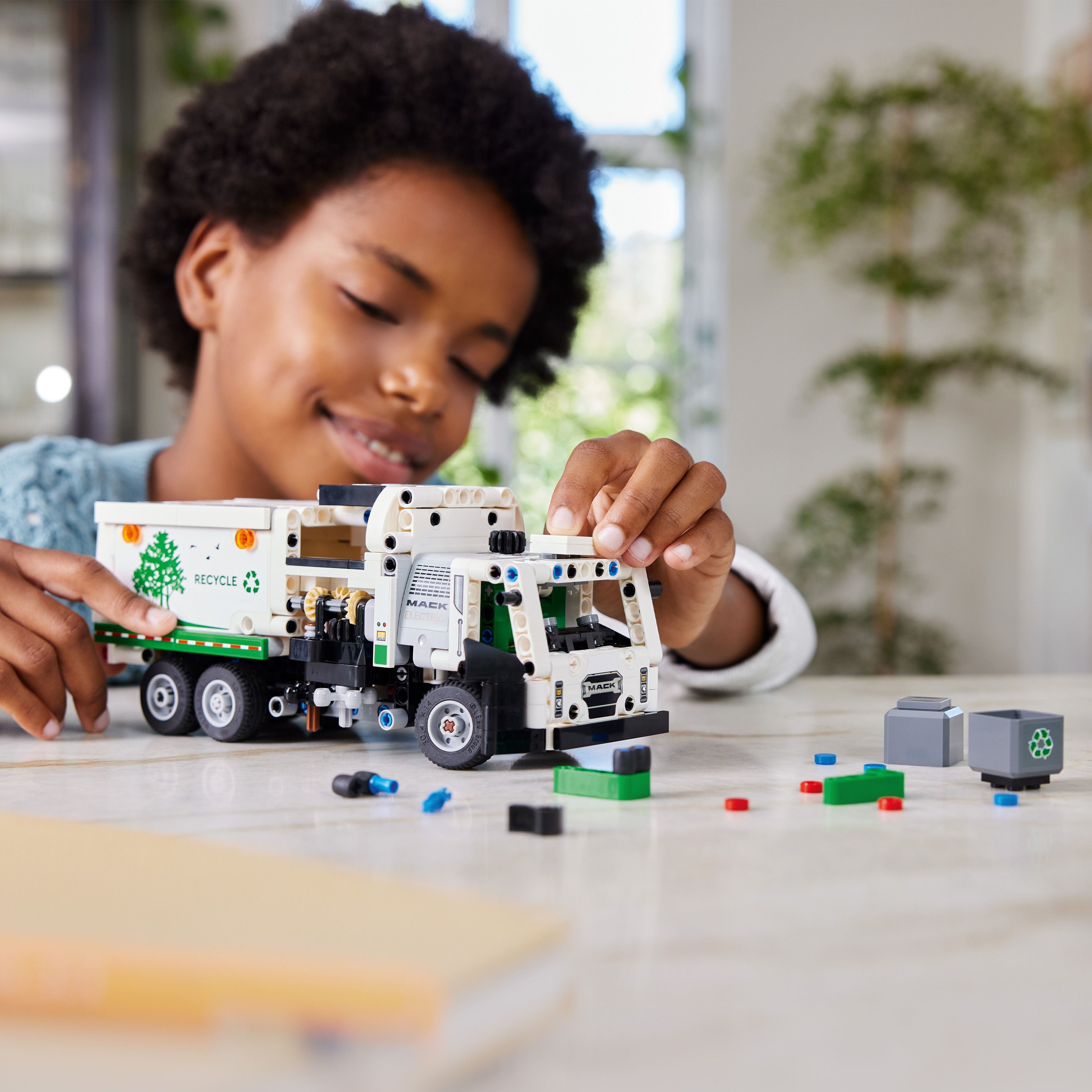 LEGO Technic 42167  - Mack® LR Electric Jäteauto