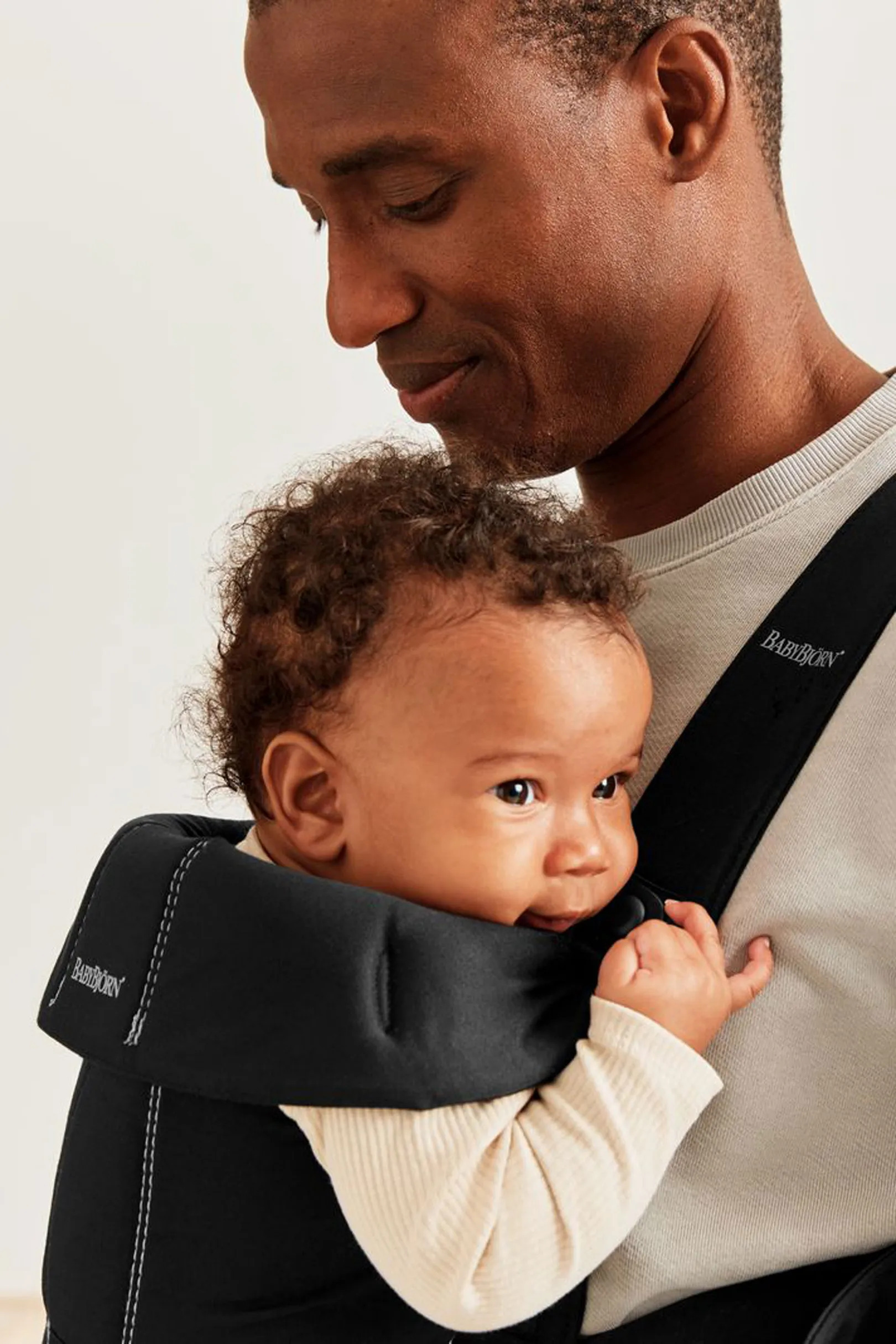 BabyBjörn Mini Woven -kantoreppu, black