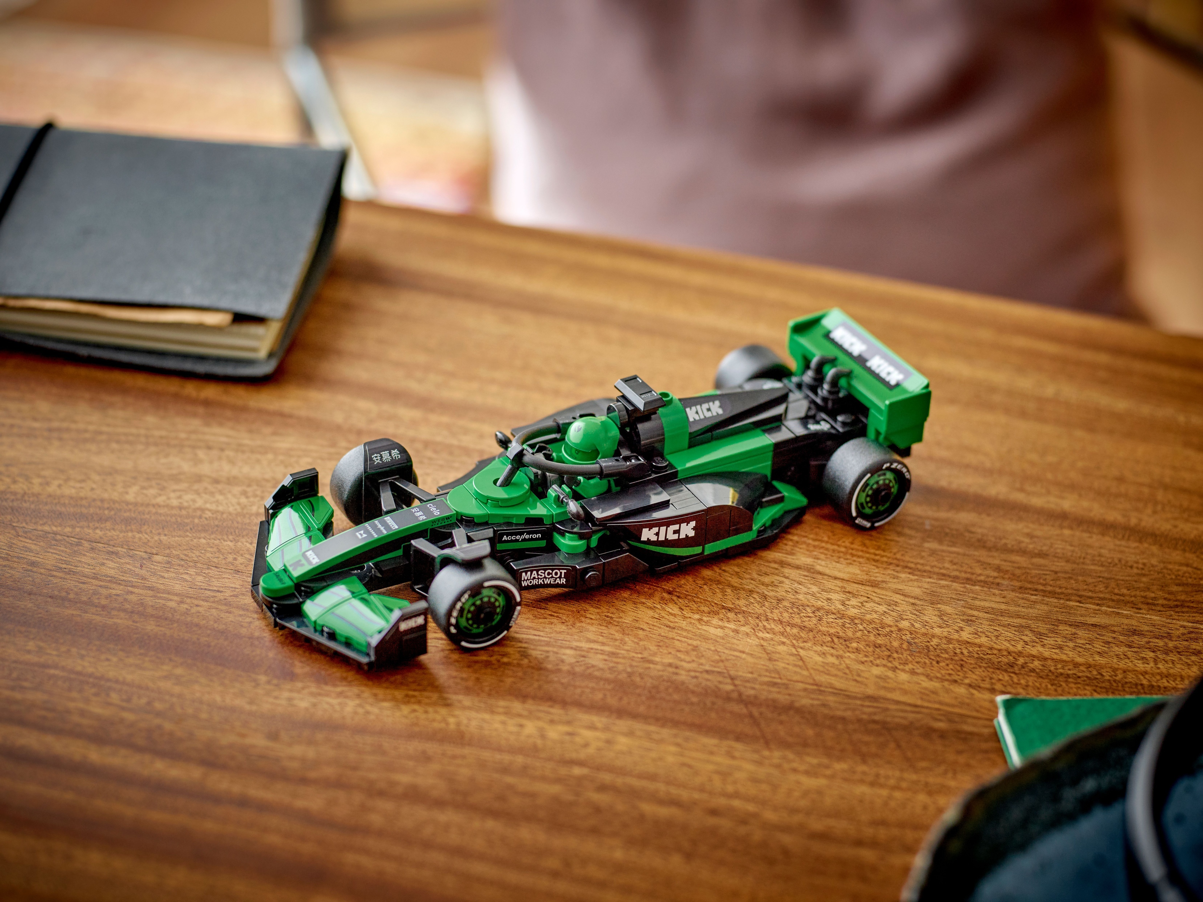 LEGO Speed Champions 77247 – KICK Sauber F1® Team C44 ‑kilpa-auto
