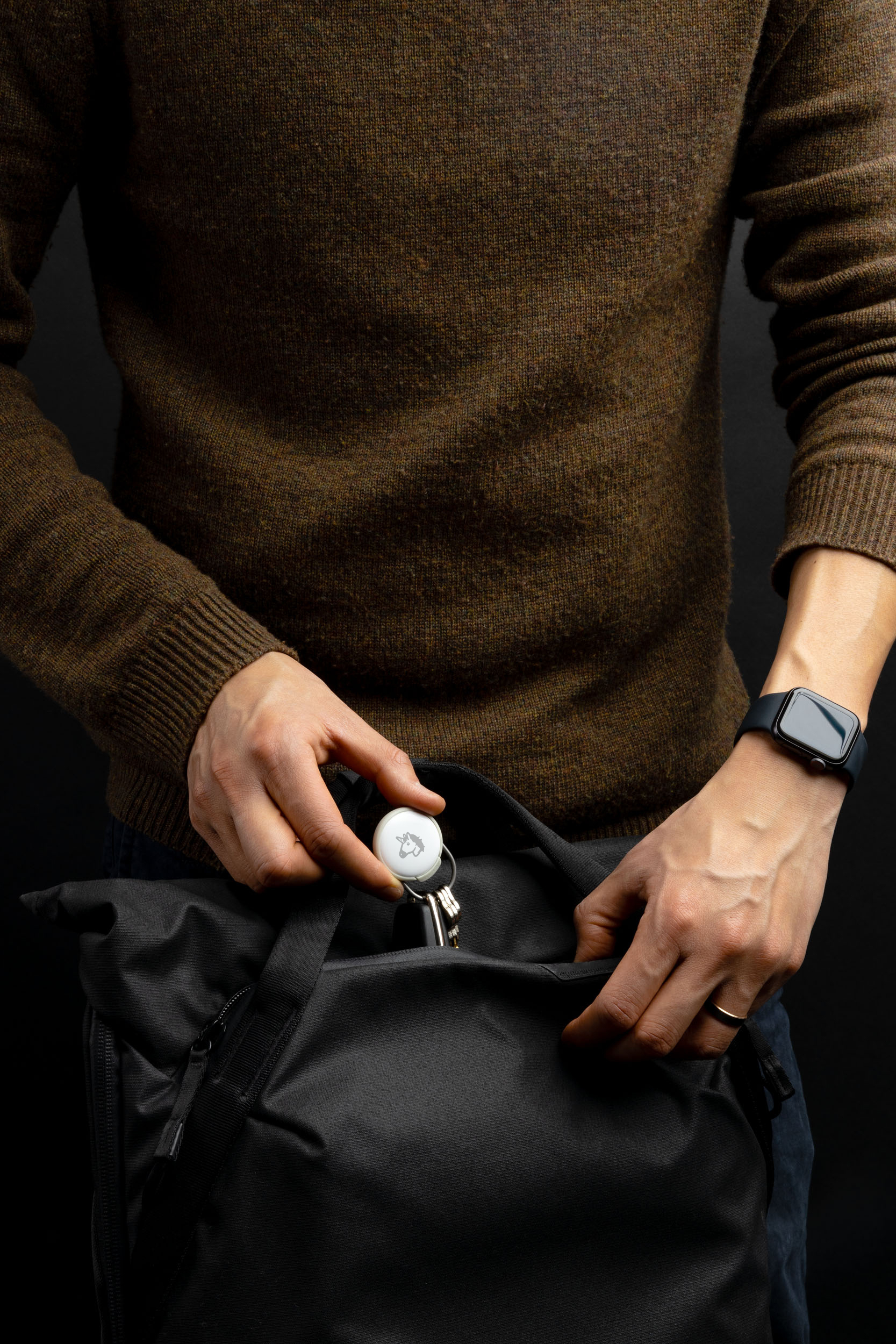 Orbitkey Slim Case for AirTag -pidike avainrenkaalla, musta