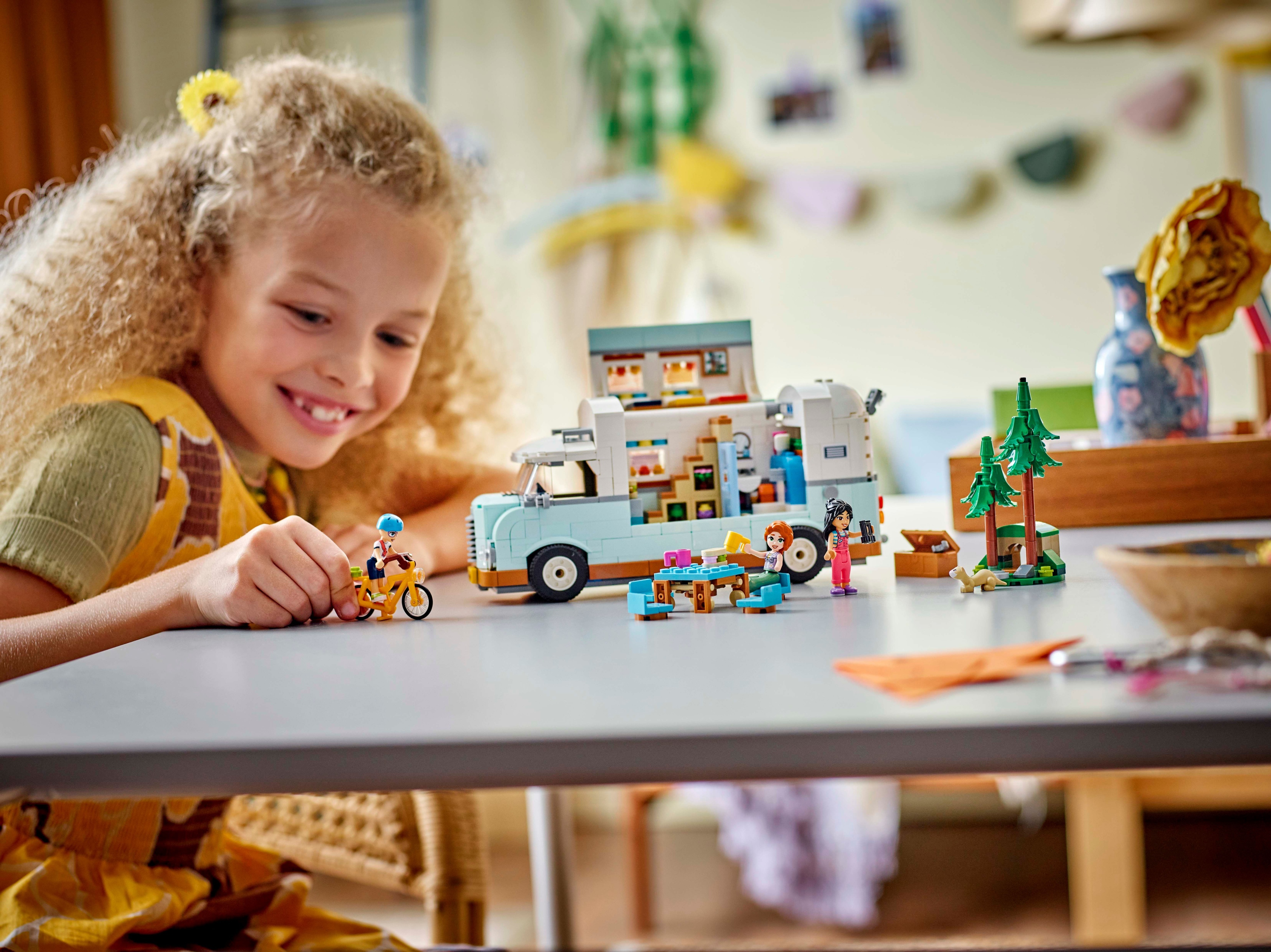 LEGO Friends 42663 – Ystävien seikkailu matkailuautolla