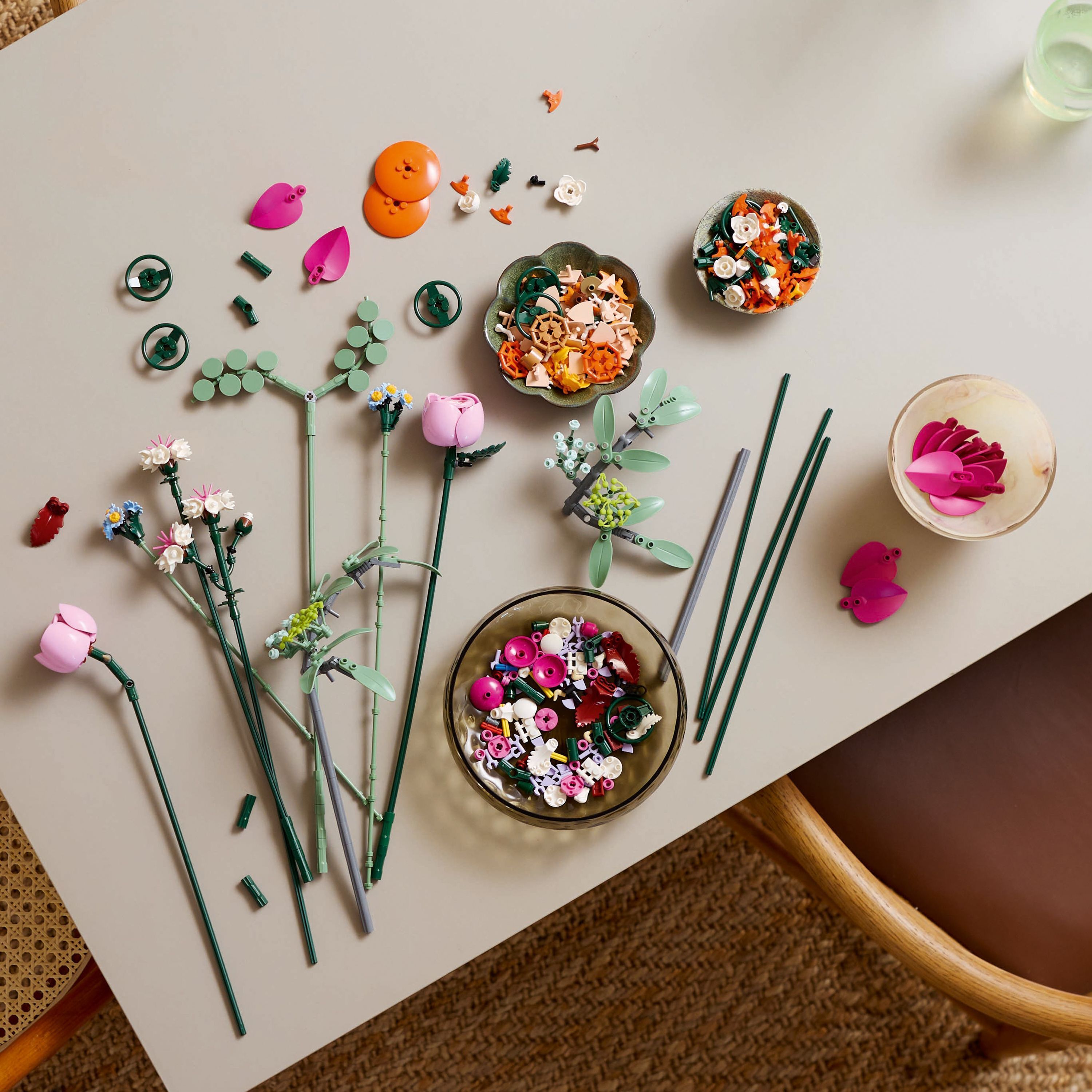 LEGO Botanicals 10342 – Kaunis vaaleanpunainen kukkakimppu