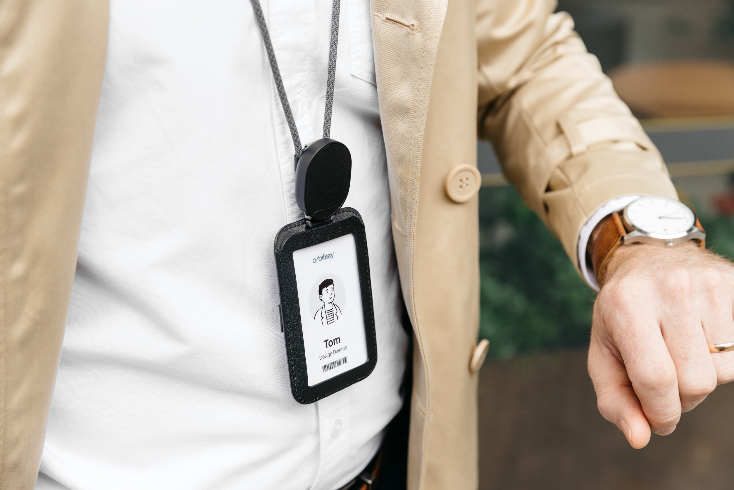 Orbitkey ID Card Holder Pro -henkilökorttikotelo kaulanauhalla, musta