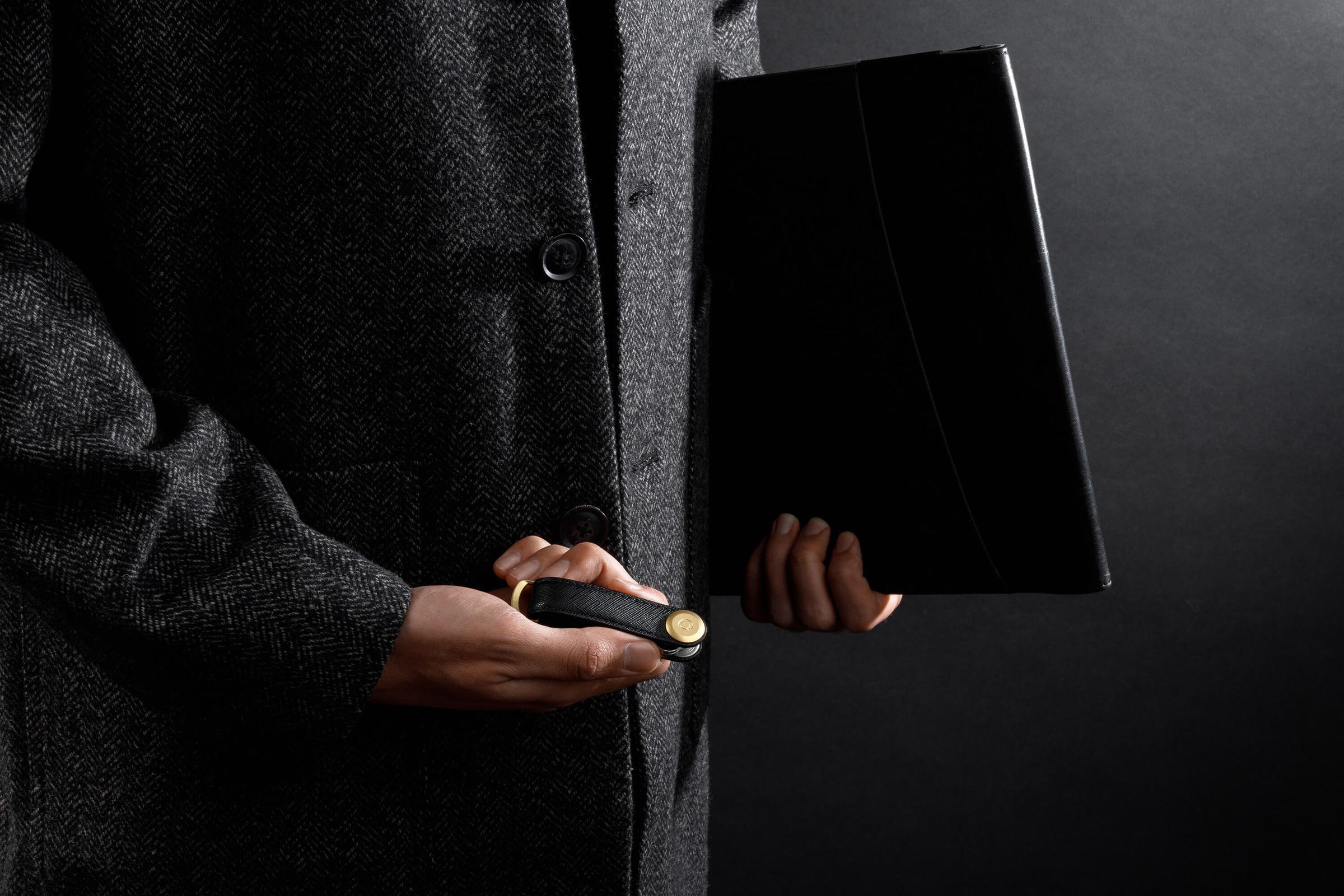 Orbitkey Saffiano Leather Key Organiser -avainlenkki, musta/kulta