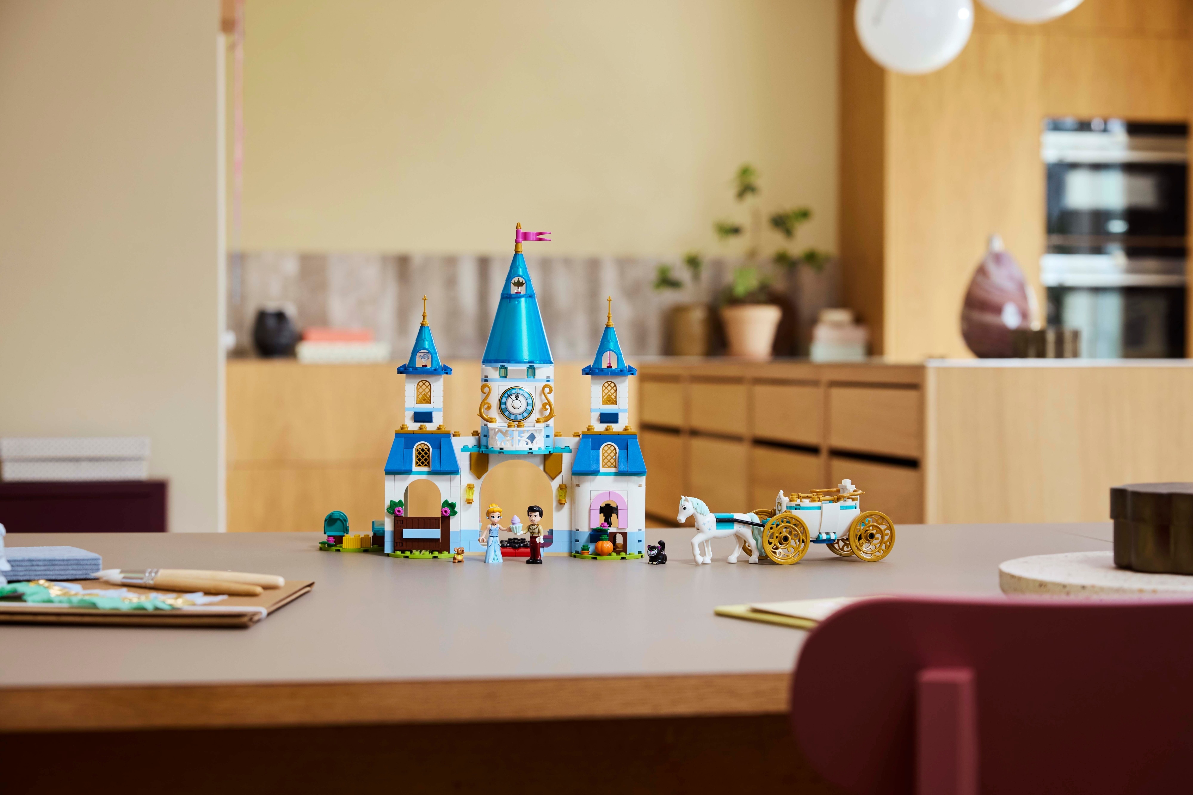 LEGO Disney Princess 43275 – Tuhkimon linna ja hevosvaunut