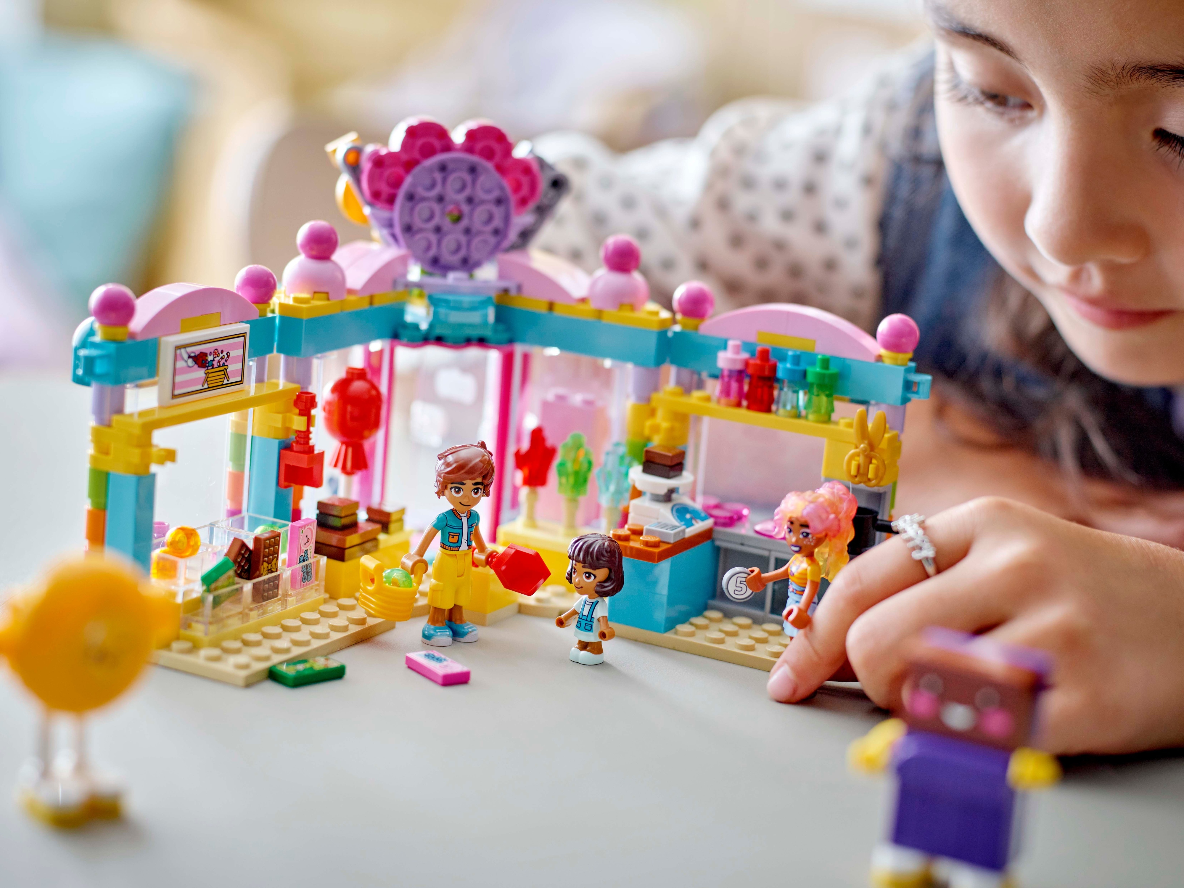 LEGO Friends 42649 – Heartlake Cityn karkkikauppa