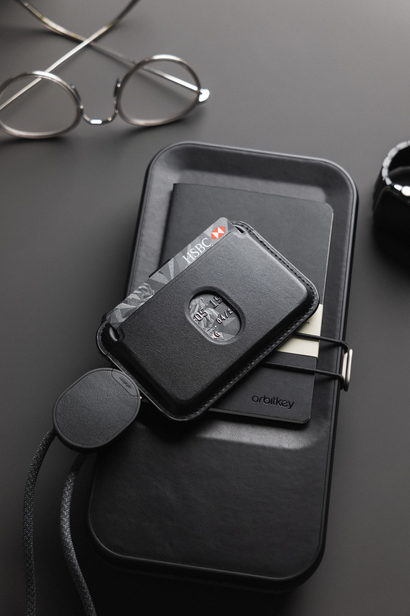 Orbitkey ID Card Holder Pro -henkilökorttikotelo kaulanauhalla, musta
