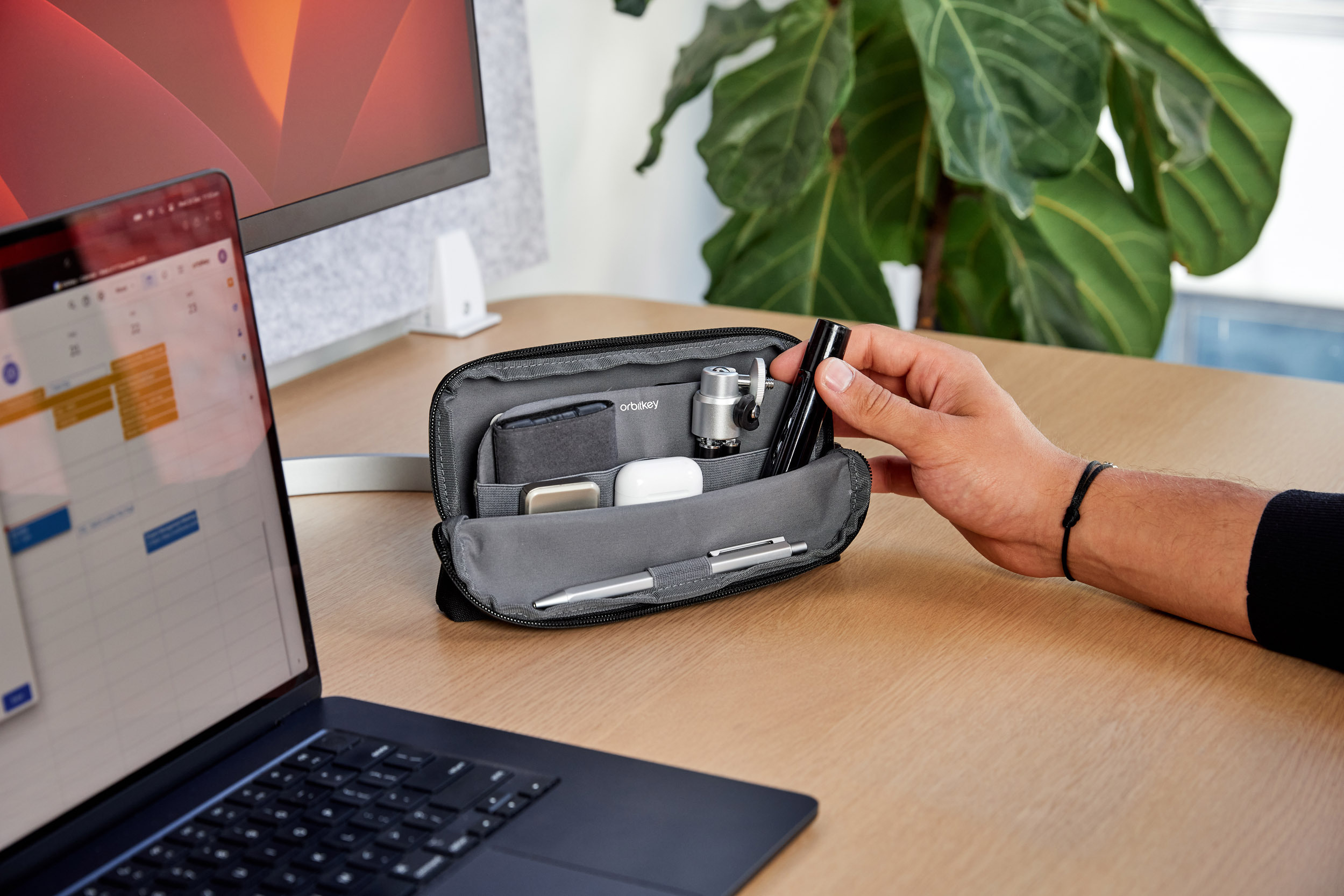 Orbitkey Desk Pouch -tarvikelaukku, musta