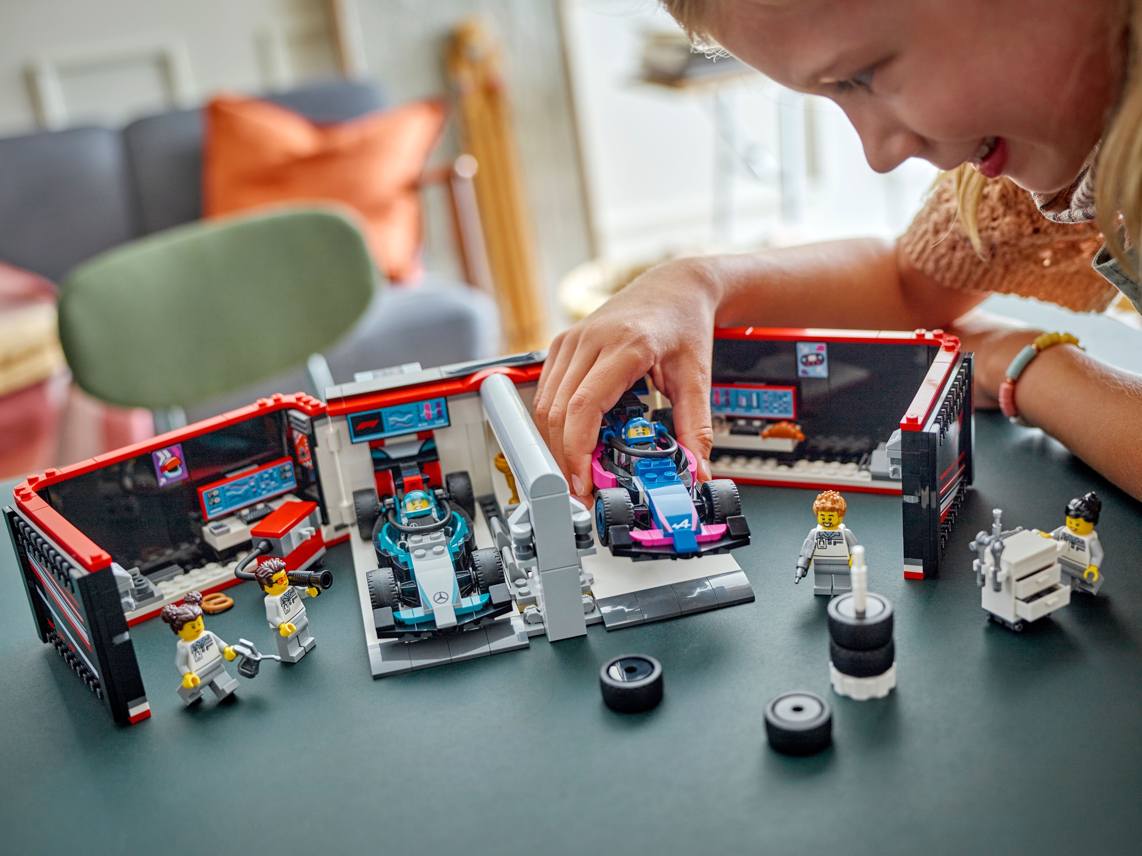 LEGO City 60444 – F1-talli ja Mercedes-AMG‑ ja Alpine-autot