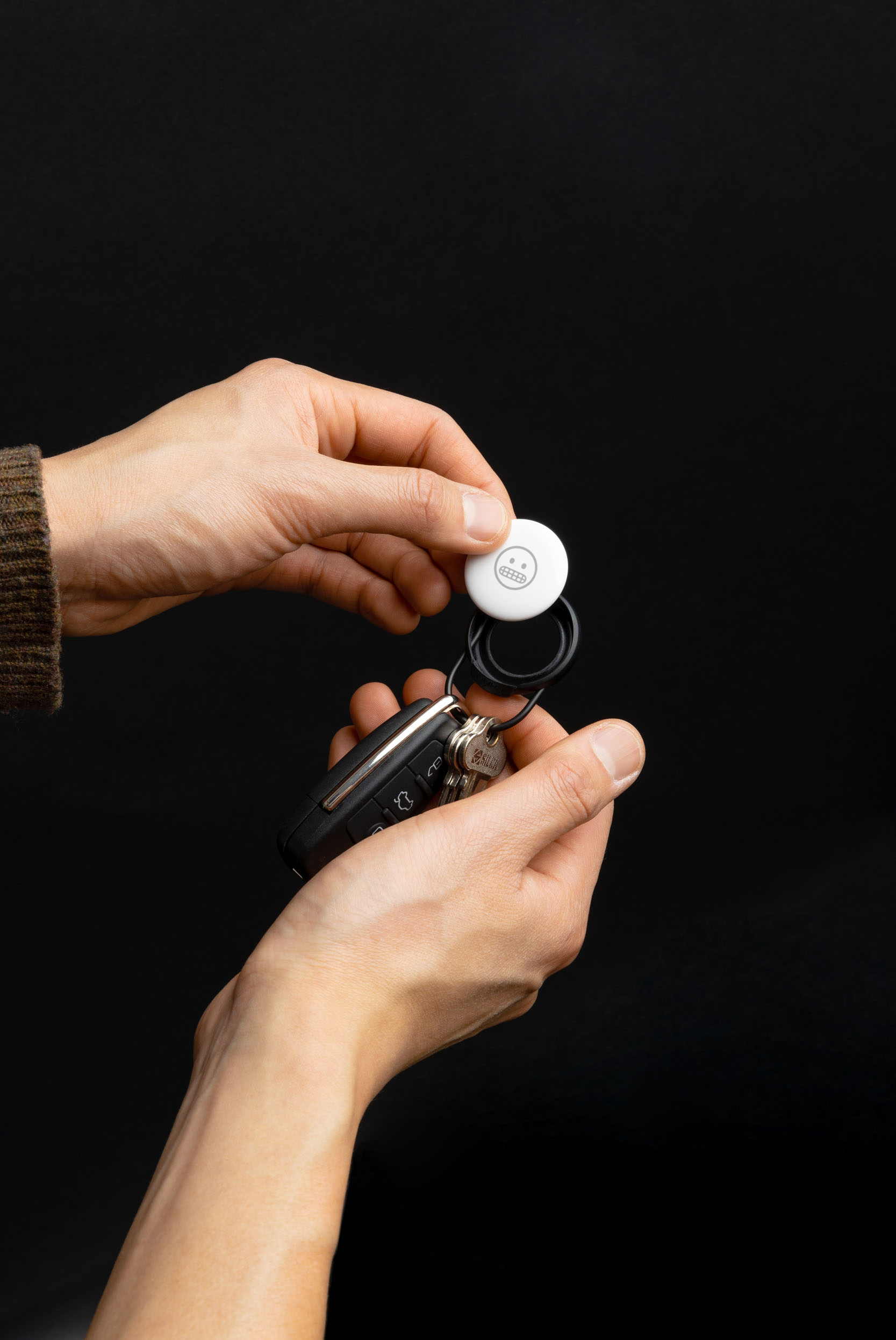 Orbitkey Slim Case for AirTag -pidike avainrenkaalla, musta