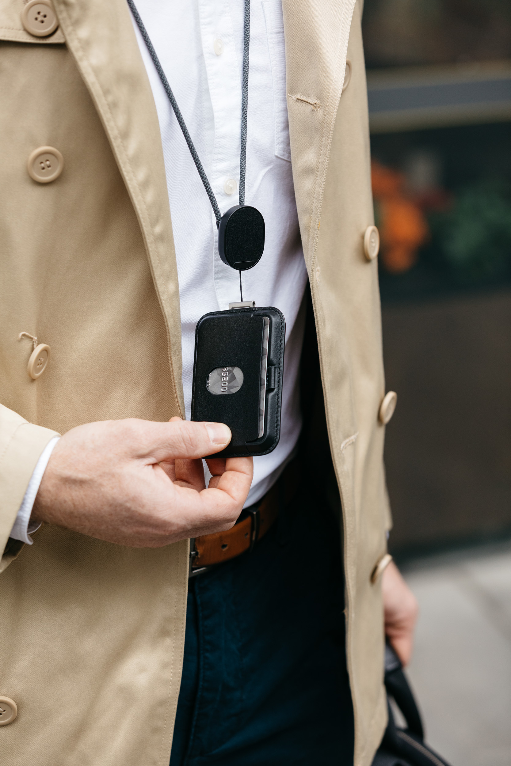 Orbitkey ID Card Holder Pro -henkilökorttikotelo kaulanauhalla, musta