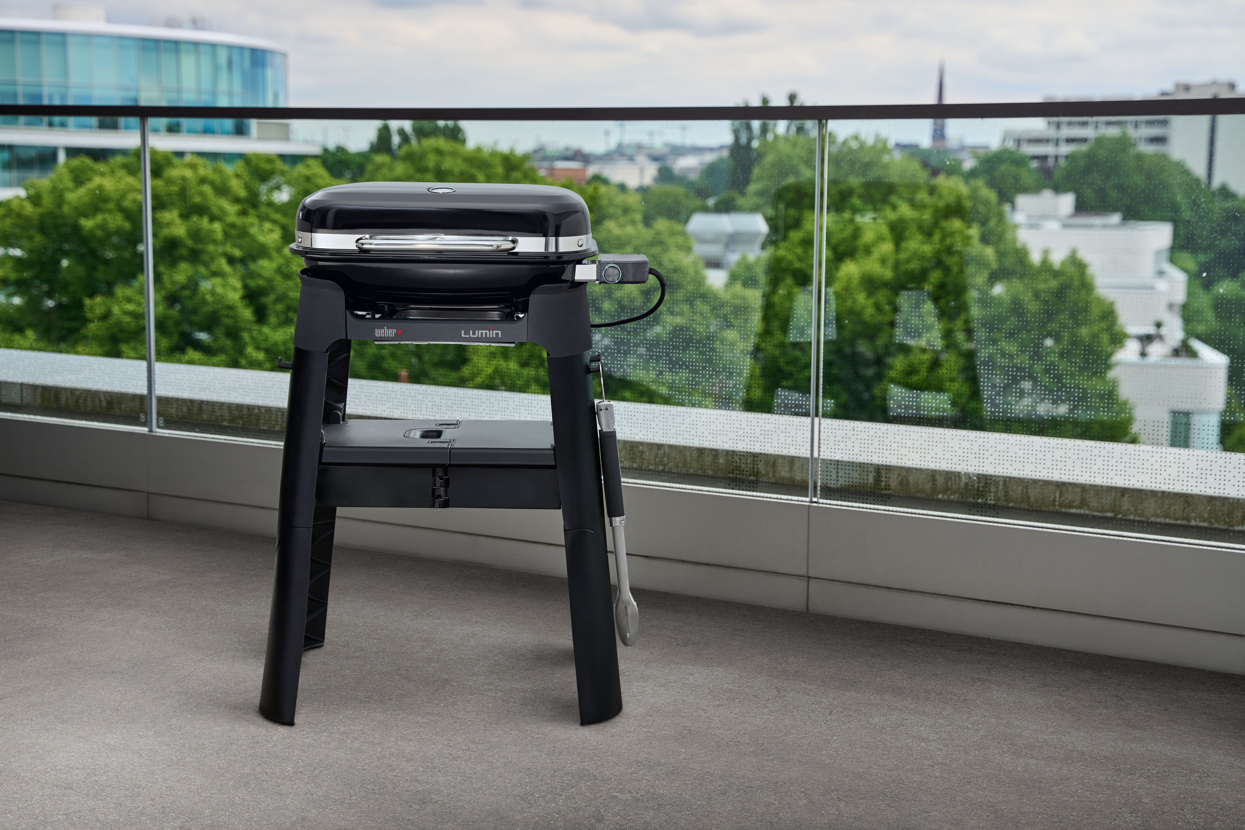 Weber Lumin -sähkögrilli jalustalla