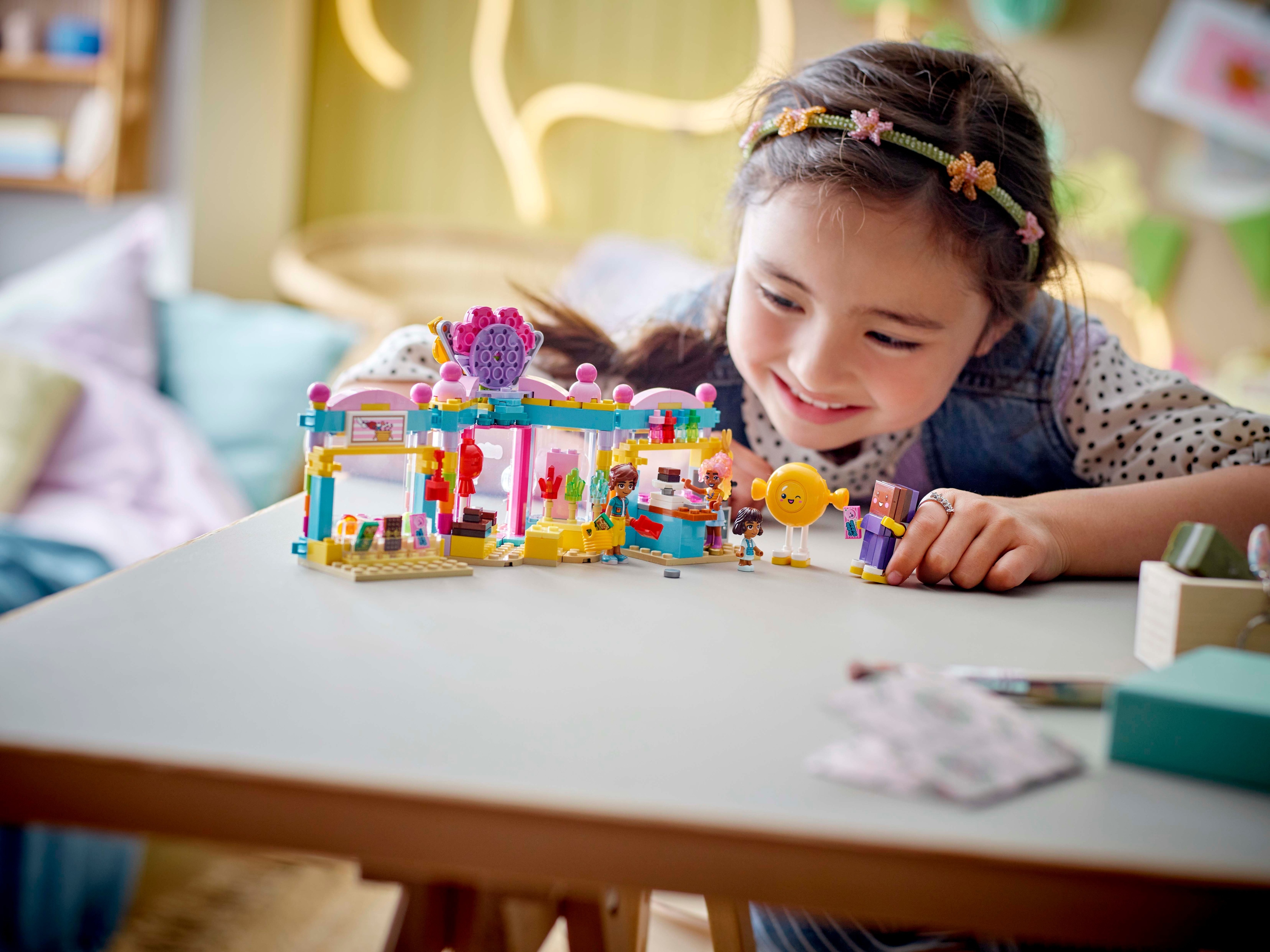 LEGO Friends 42649 – Heartlake Cityn karkkikauppa