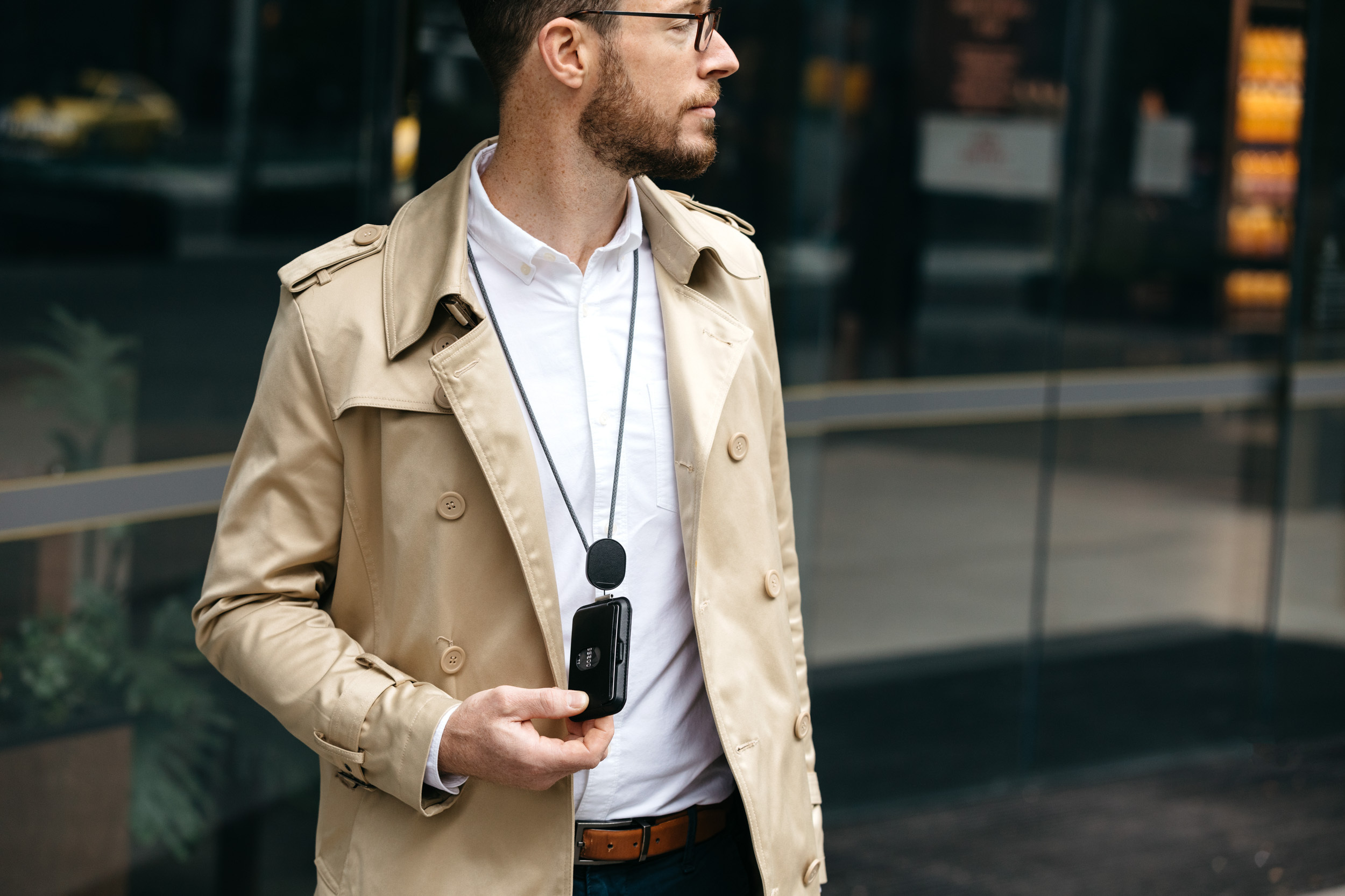 Orbitkey ID Card Holder Pro -henkilökorttikotelo kaulanauhalla, musta