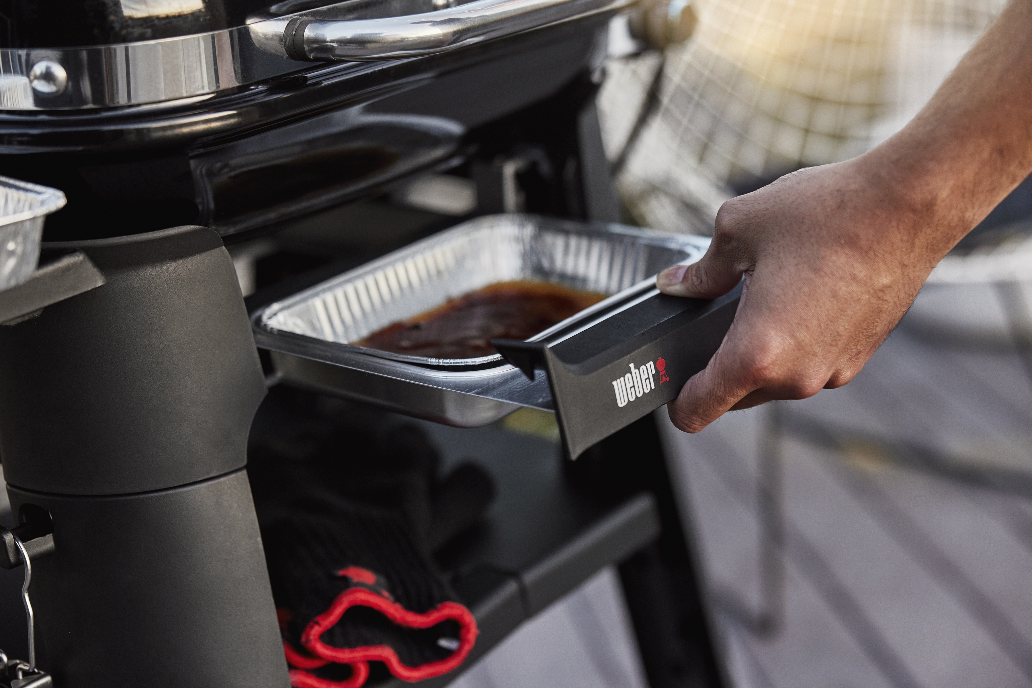 Weber Lumin Compact -sähkögrilli jalustalla