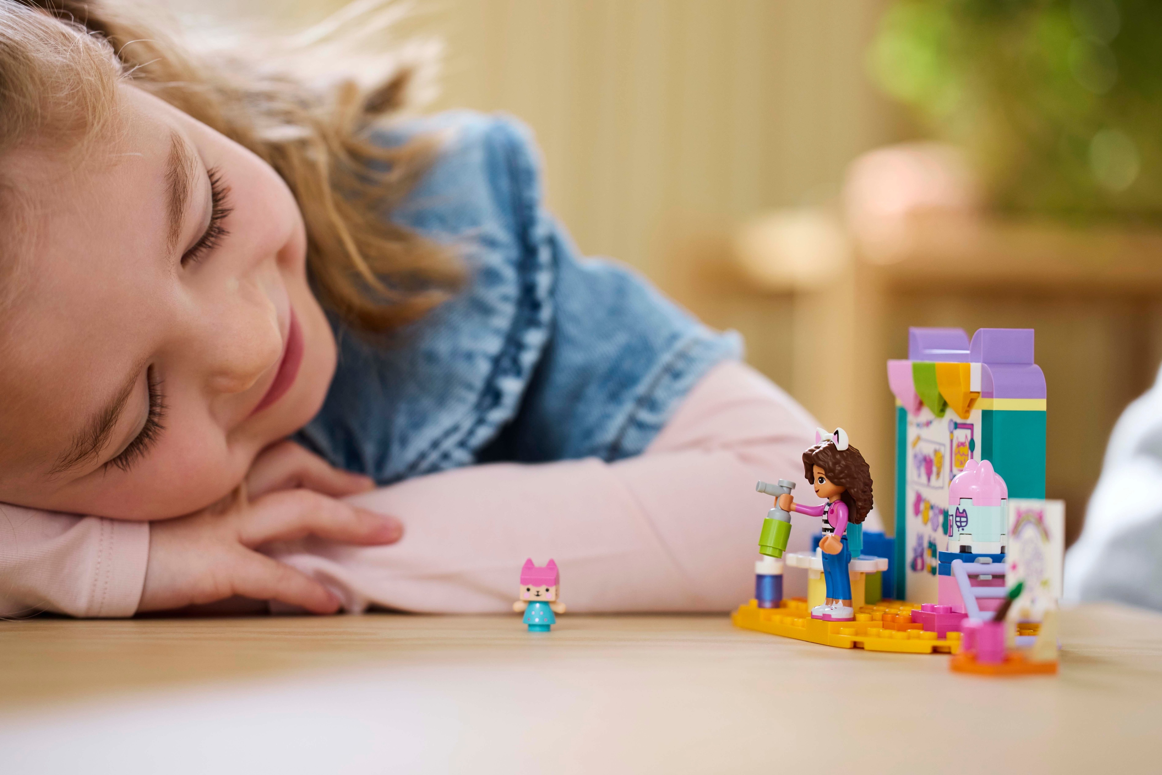 LEGO Gabbyn Nukketalo 10795  - Askartelua Boksivauvan kanssa