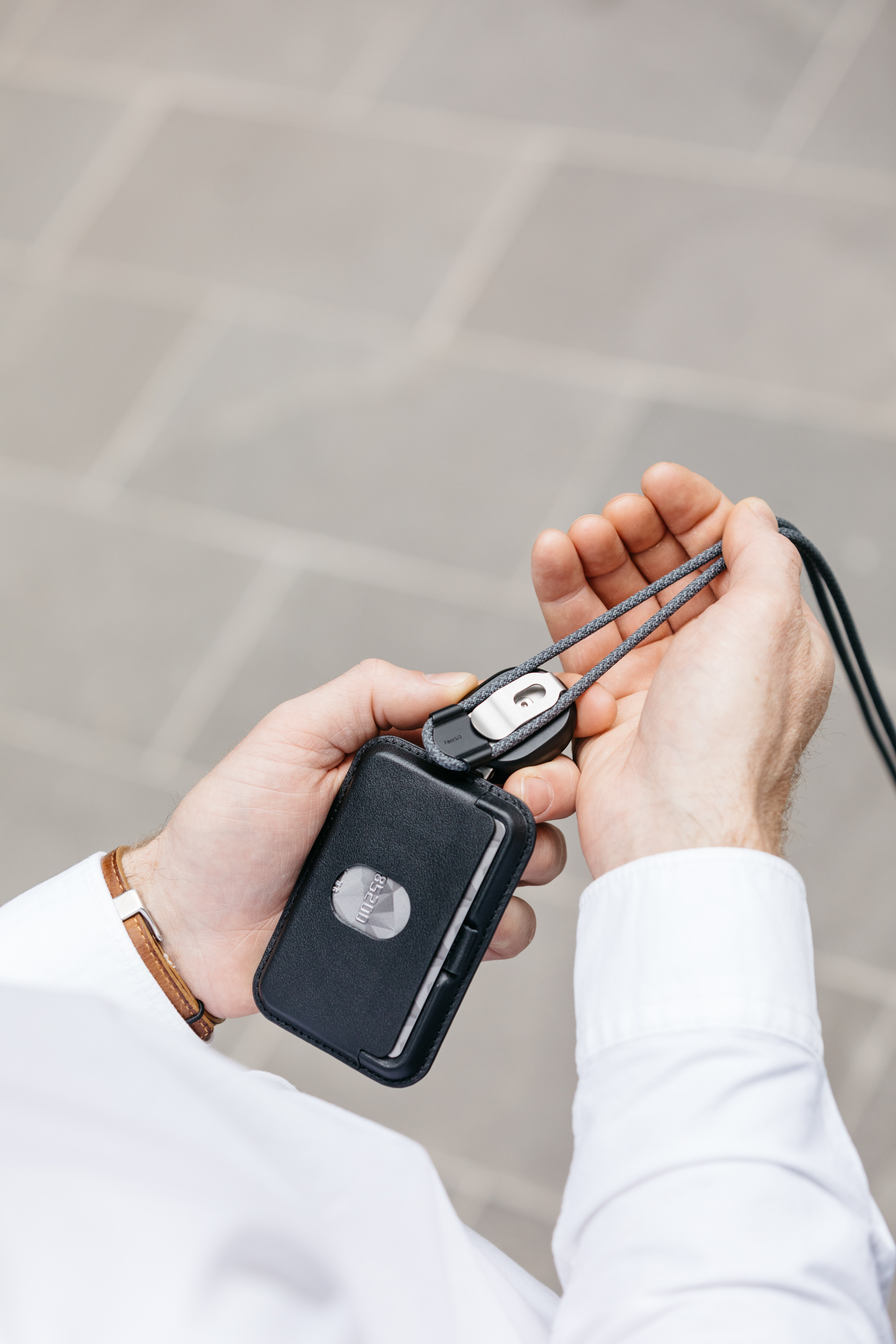 Orbitkey ID Card Holder Pro -henkilökorttikotelo kaulanauhalla, musta