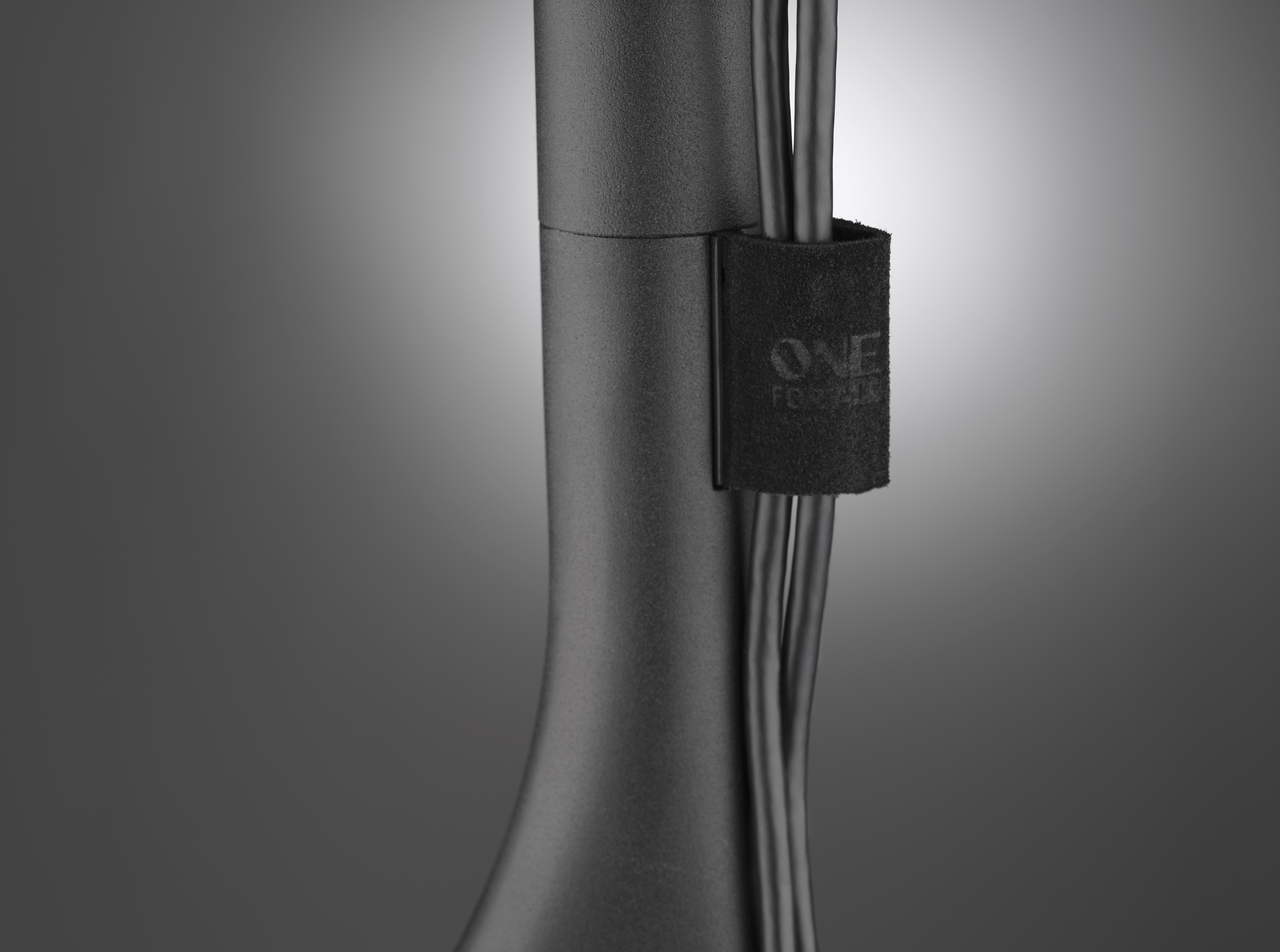 One For All WM7461 -Design lattiajalusta 32-65" televisioille, harmaa metalli