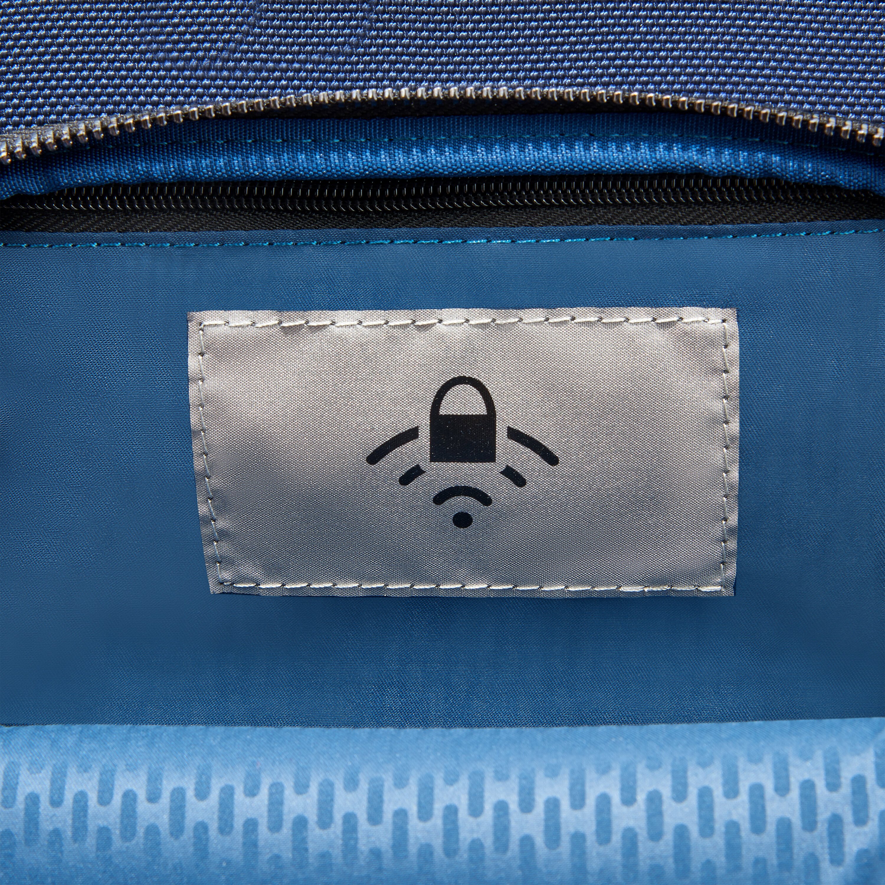Delsey Wagram Expandable -tietokonereppu 17,3" kannettavalle, sininen
