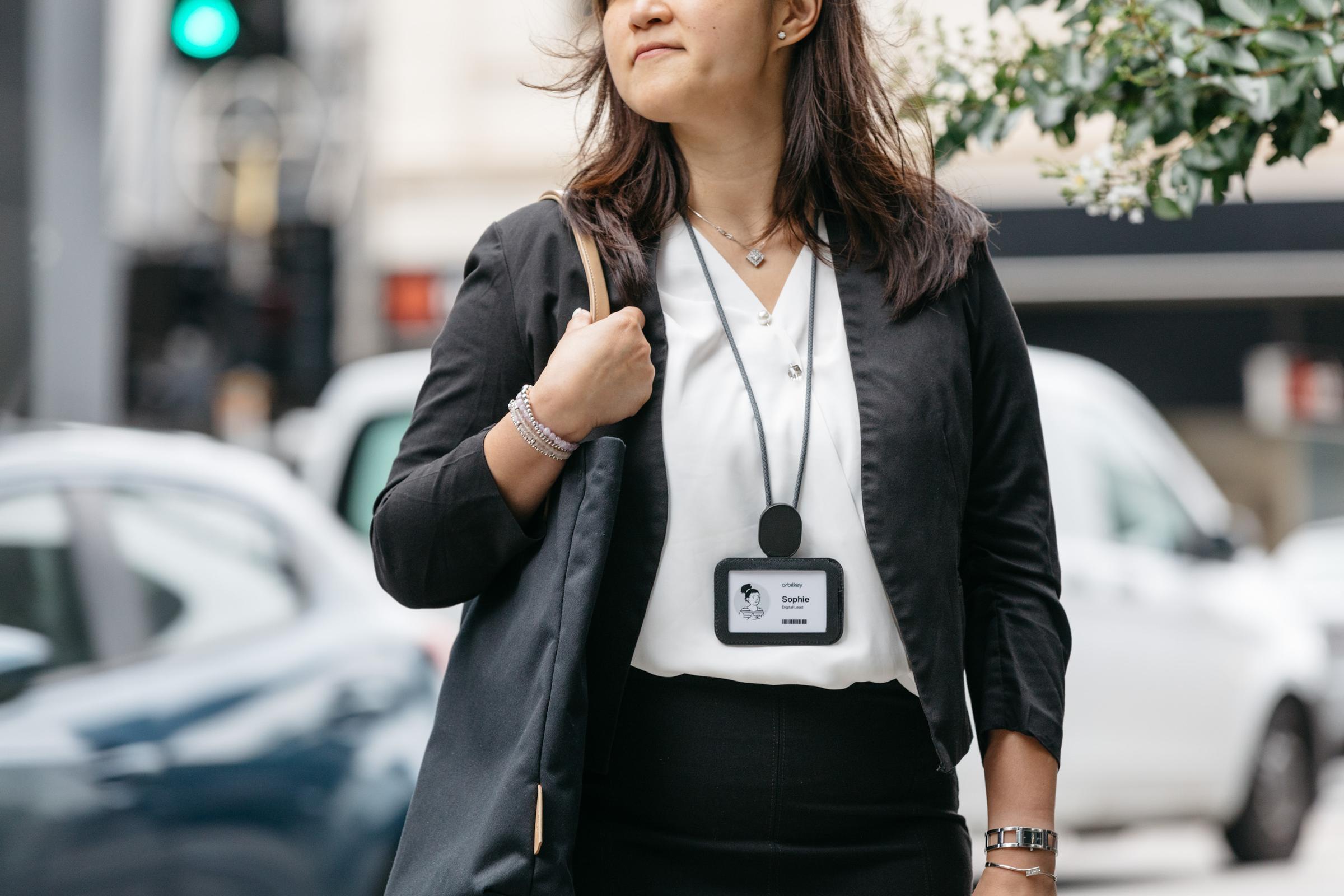 Orbitkey ID Card Holder Pro -henkilökorttikotelo kaulanauhalla, musta