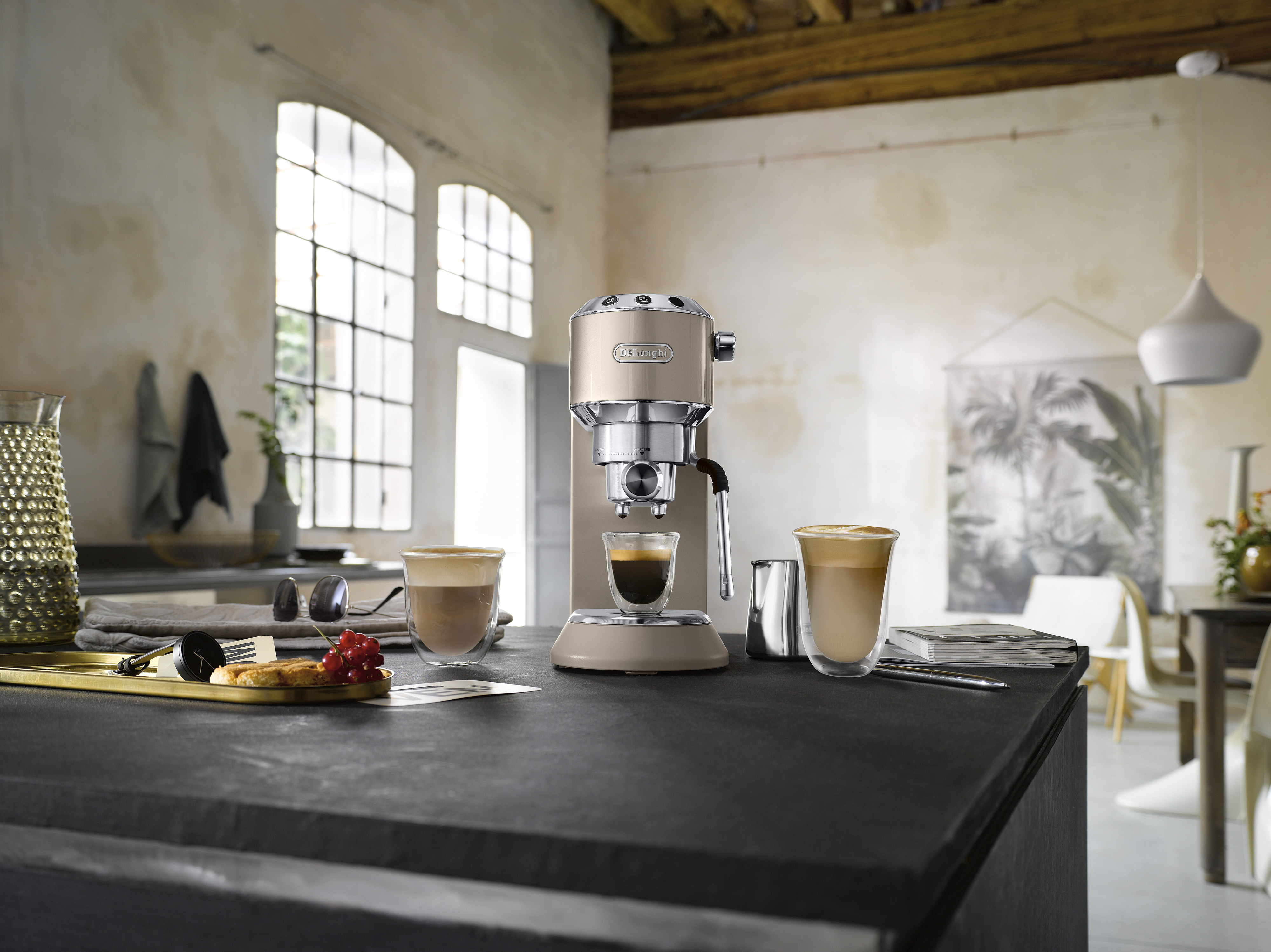 De'Longhi EC885.BG Dedica Arte -espressokeitin, beigen kulta