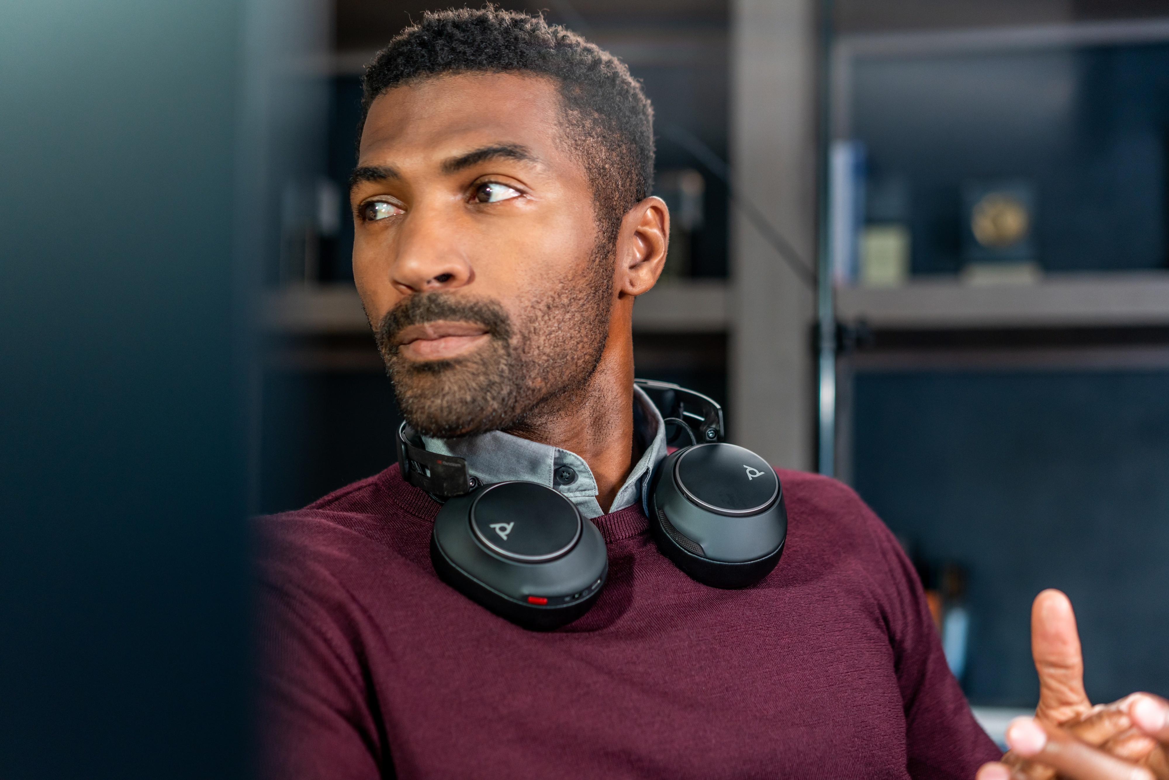 Poly Voyager Surround 85 UC -USB-C-kuulokemikrofoni + USB-C-/A-sovitin  + latausteline, Microsoft Teams -sertifioitu (8G7T8AA)