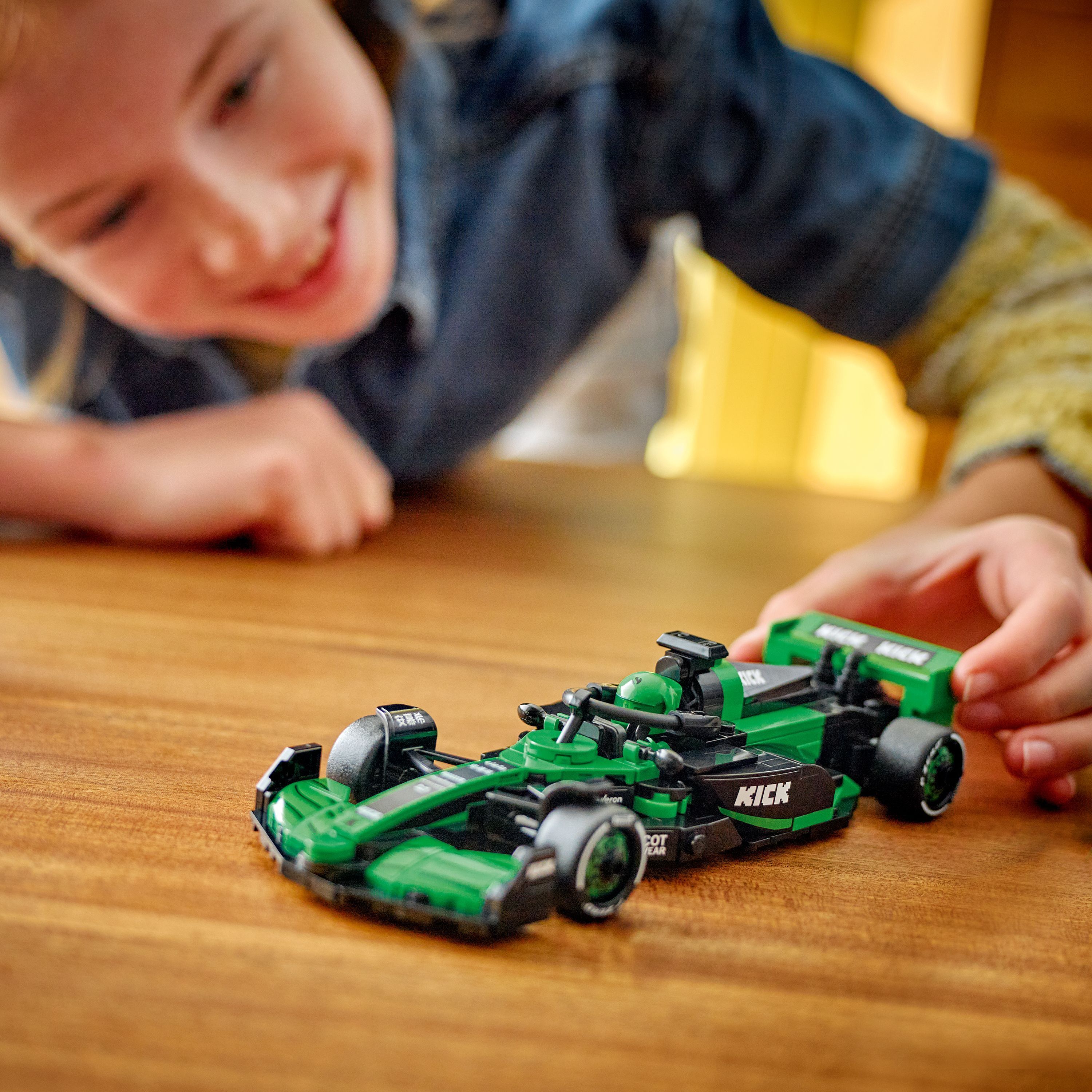 LEGO Speed Champions 77247 – KICK Sauber F1® Team C44 ‑kilpa-auto