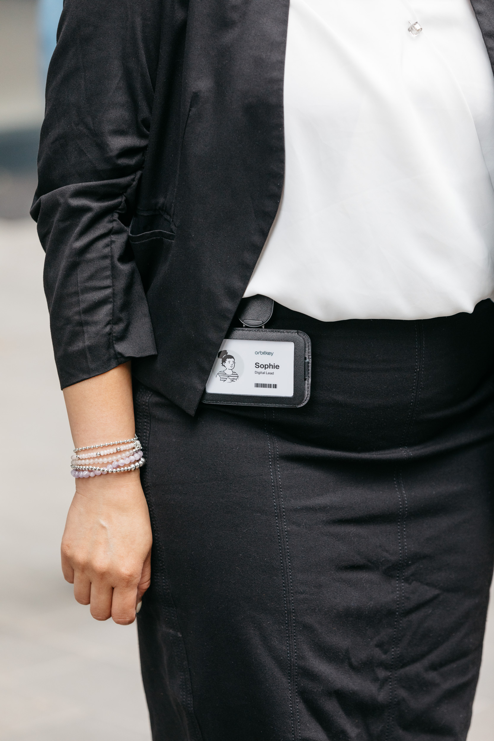 Orbitkey ID Card Holder Pro -henkilökorttikotelo kaulanauhalla, musta