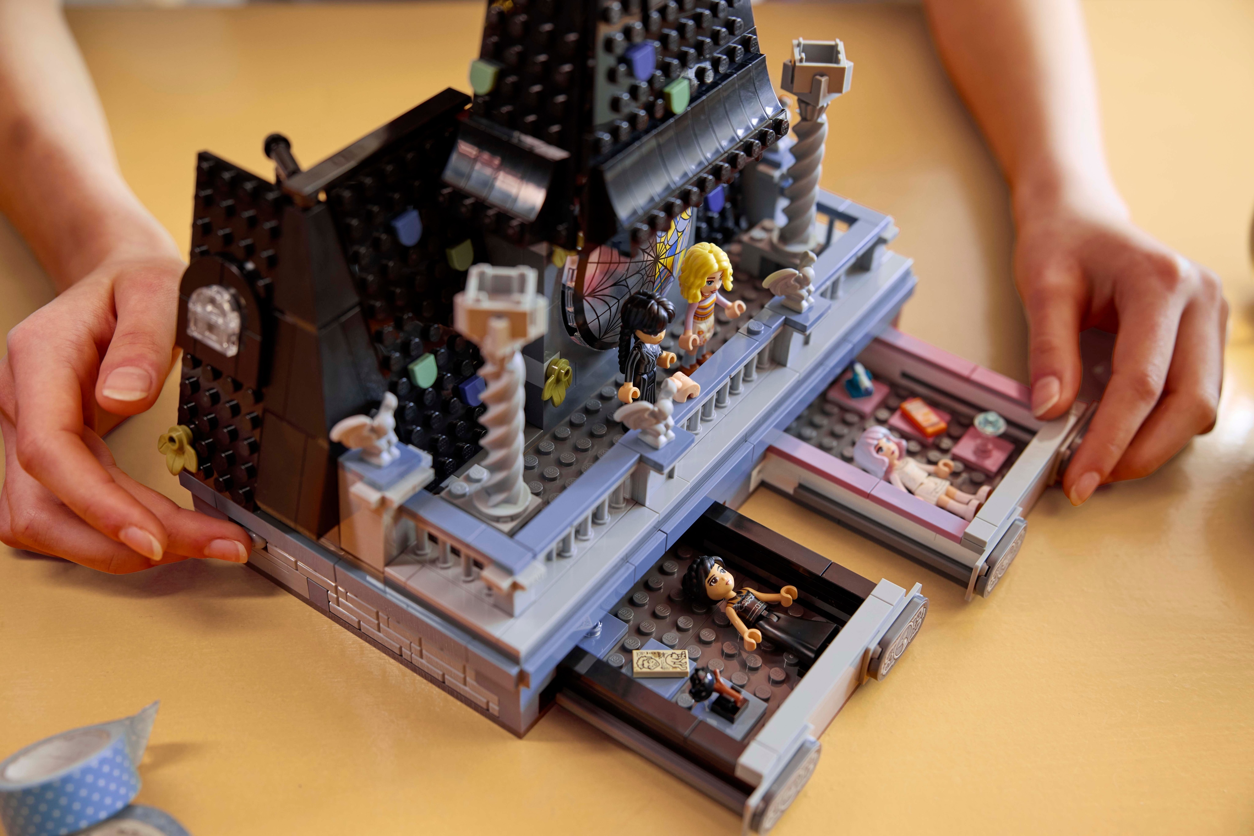 LEGO Wednesday 76781 – Wednesdayn ja Enidin asuntolahuone